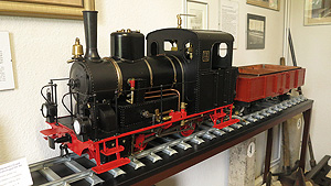Da steht auch ein Modell der noch im Einsatz befindlichen Dampflokomotive Liesele.