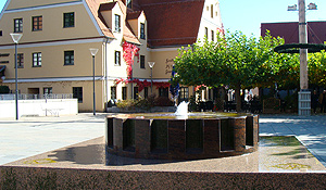 Rathausplatz mit Brunnen