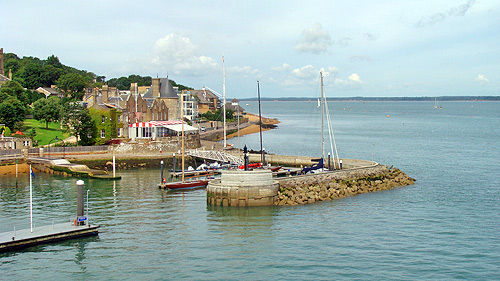 Die Hafenmole von Cowes, Isle of Wight.