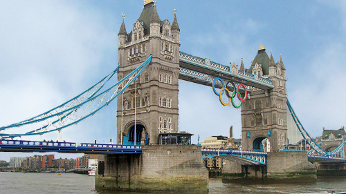 Die Tower Bridge ganz im Zeichen der Olympiade.