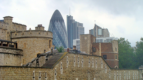 Die Mauern des Towers mit der 'Gurke' im Hintergrund.