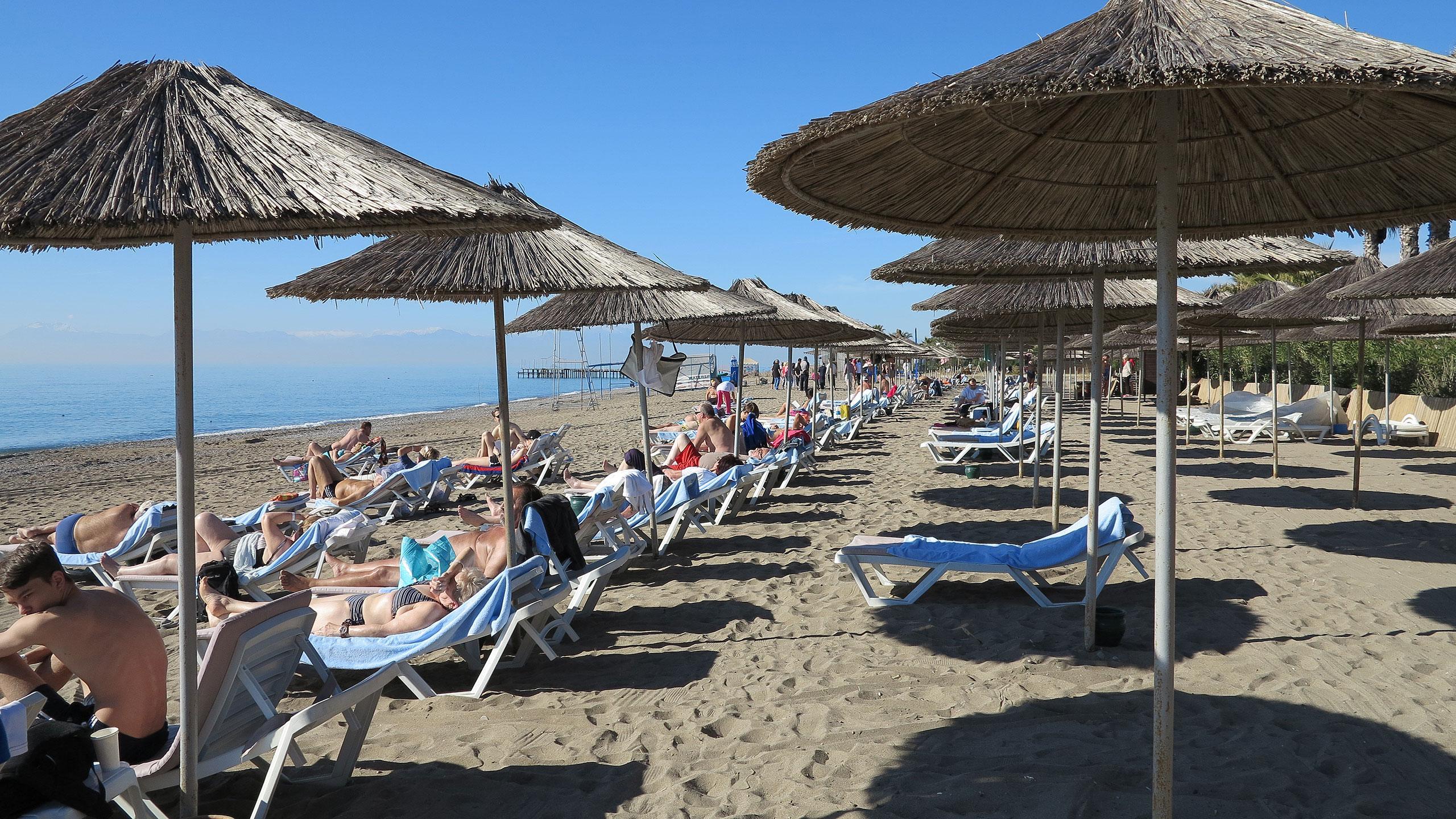 Der hoteleigene Strand am Mittelmeer.