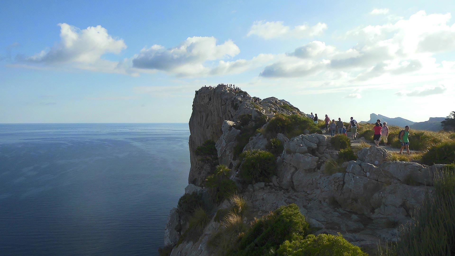 Bei gutem Wetter kann man die Umrisse von Menorca erkennen.