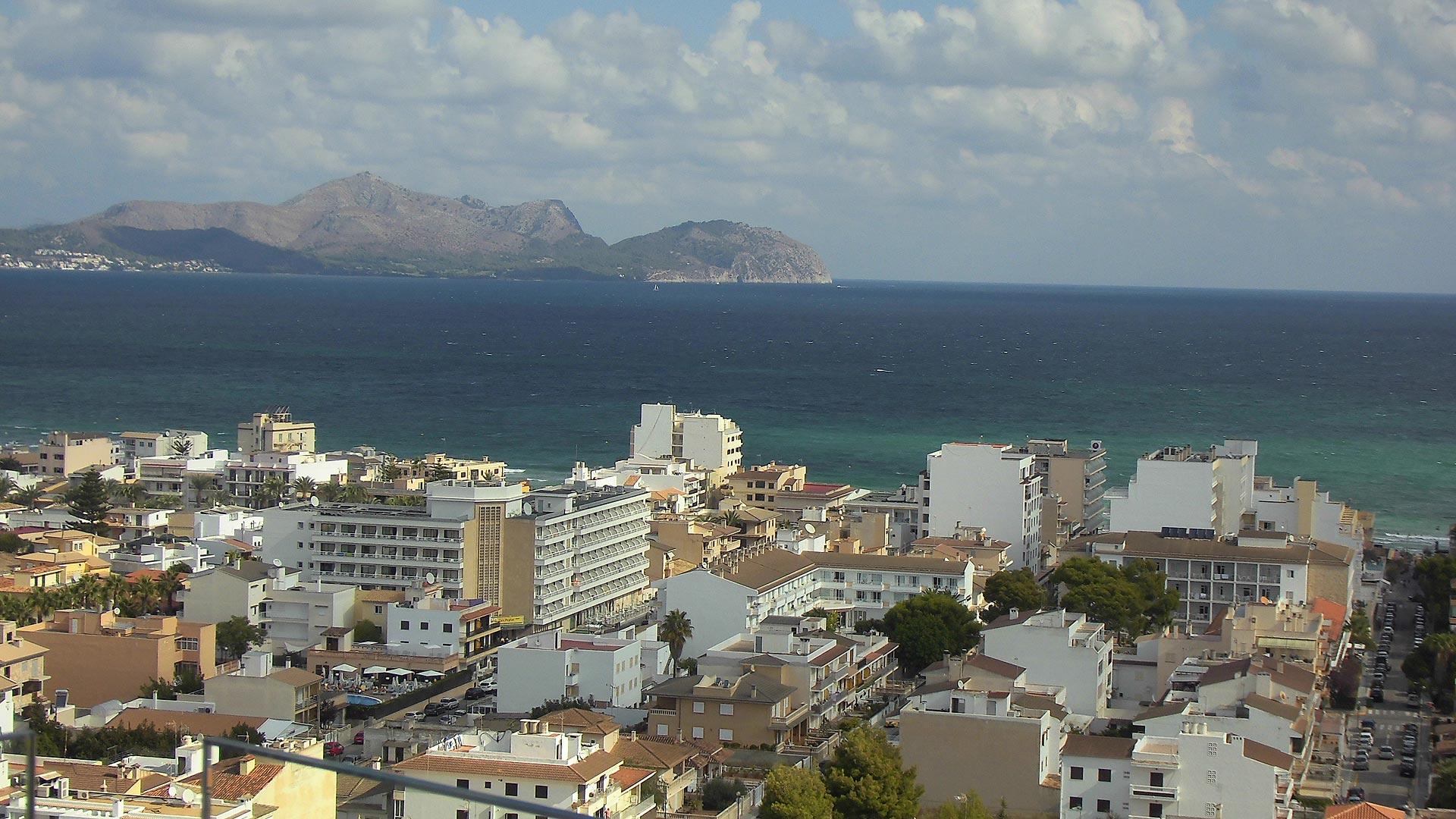 Herrlicher Blick von oben über unser Hotel und die Bucht bis zum Cap Menorca.