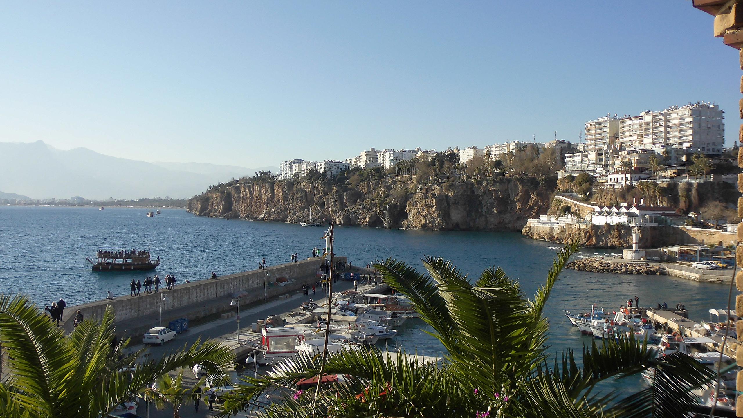 Der westliche Küstenabschnitt Antalyas vom Hafen aus gesehen.