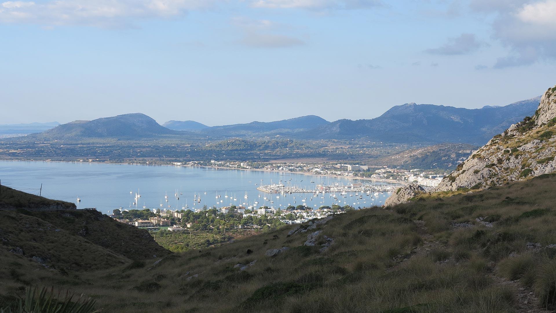 Der Port d‘ Alcúdia mit seinem Urlaubsort auf einen Blick.