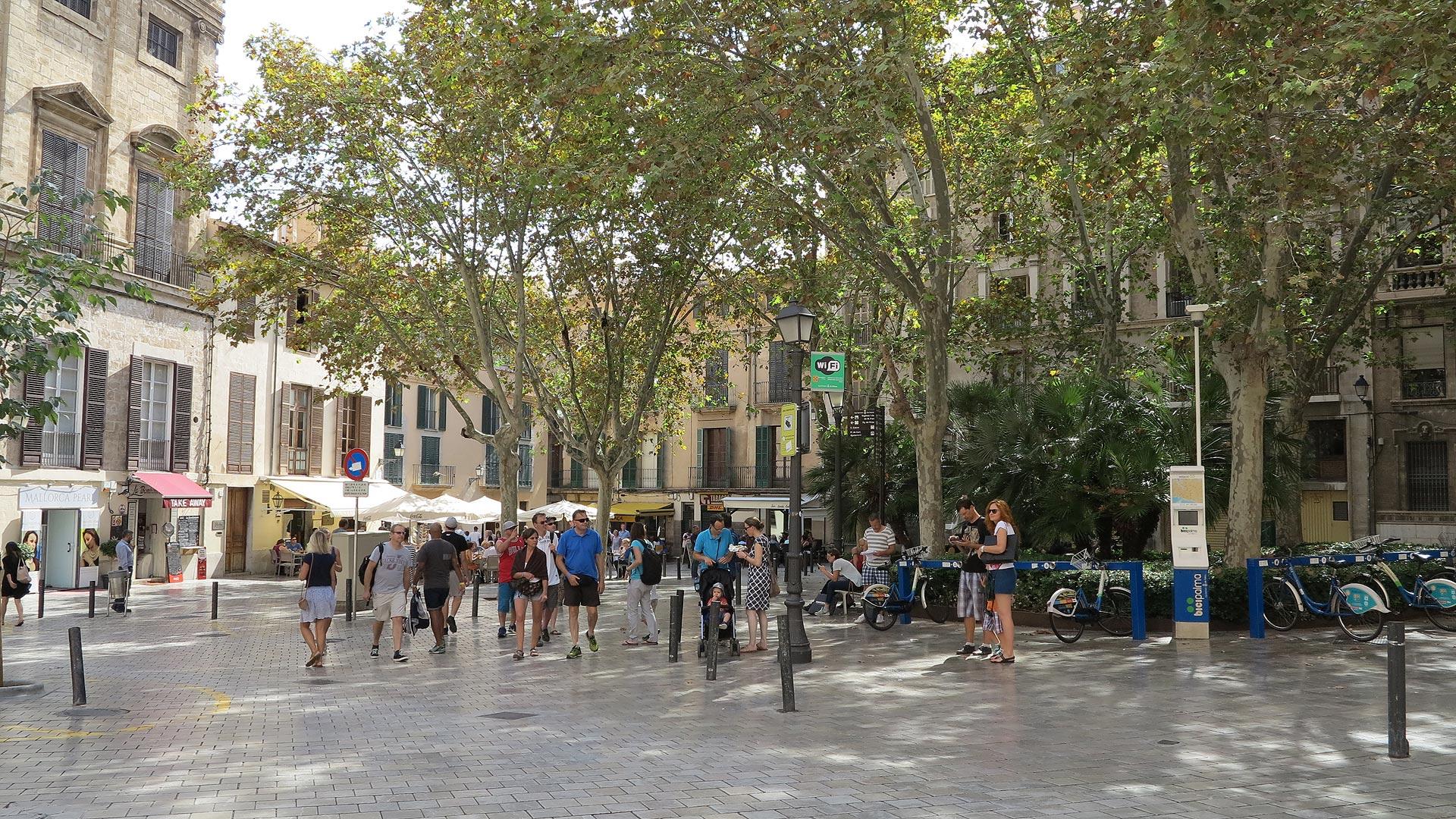 Belebter Platz in der gemütlichen Altstadt von Palma de Mallorca.