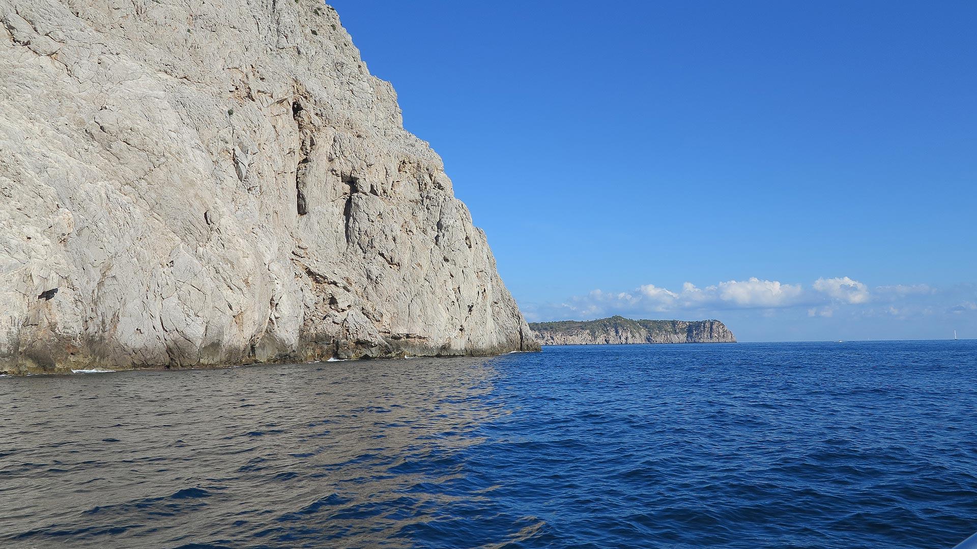 Bei der Rückfahrt der letzte Blick vom Schiff auf die Ausläufer der Cap Menorca Spitze.