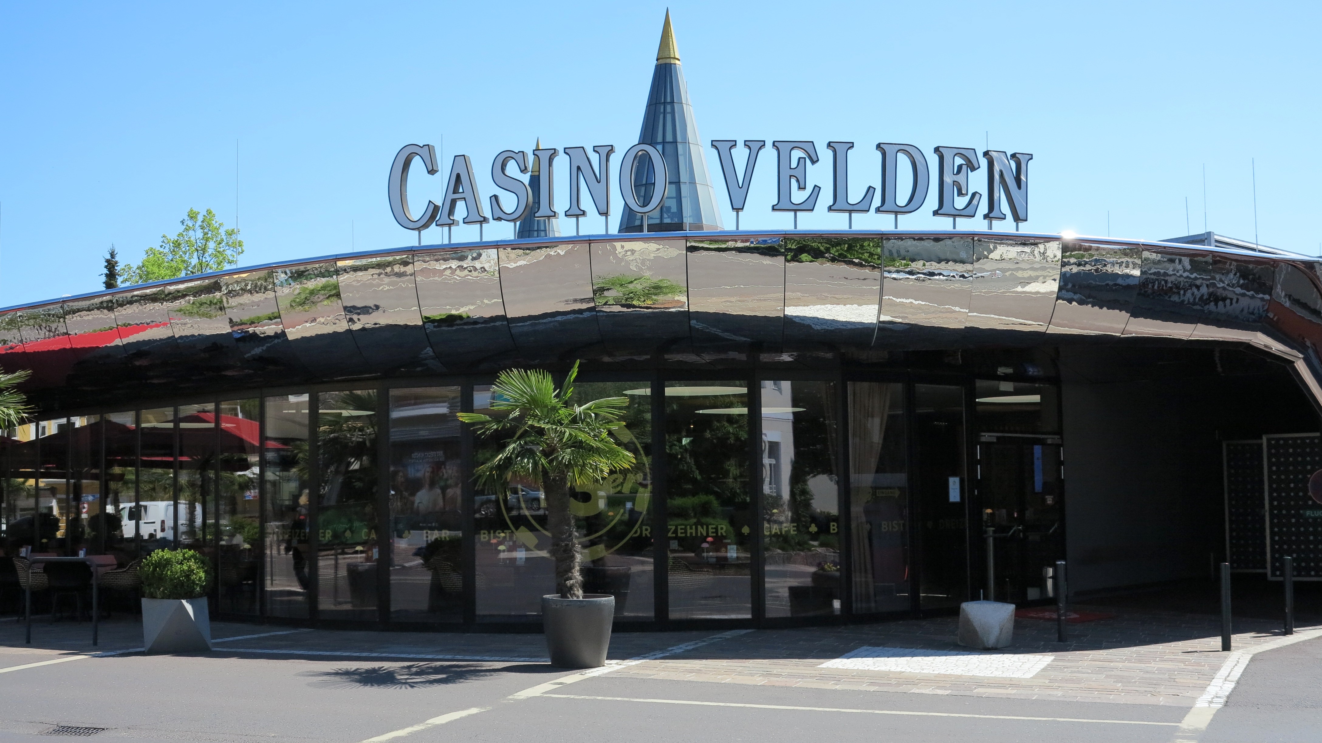Unser Hotel liegt genau gegenüber. Unser Hotel liegt genau gegenüber.