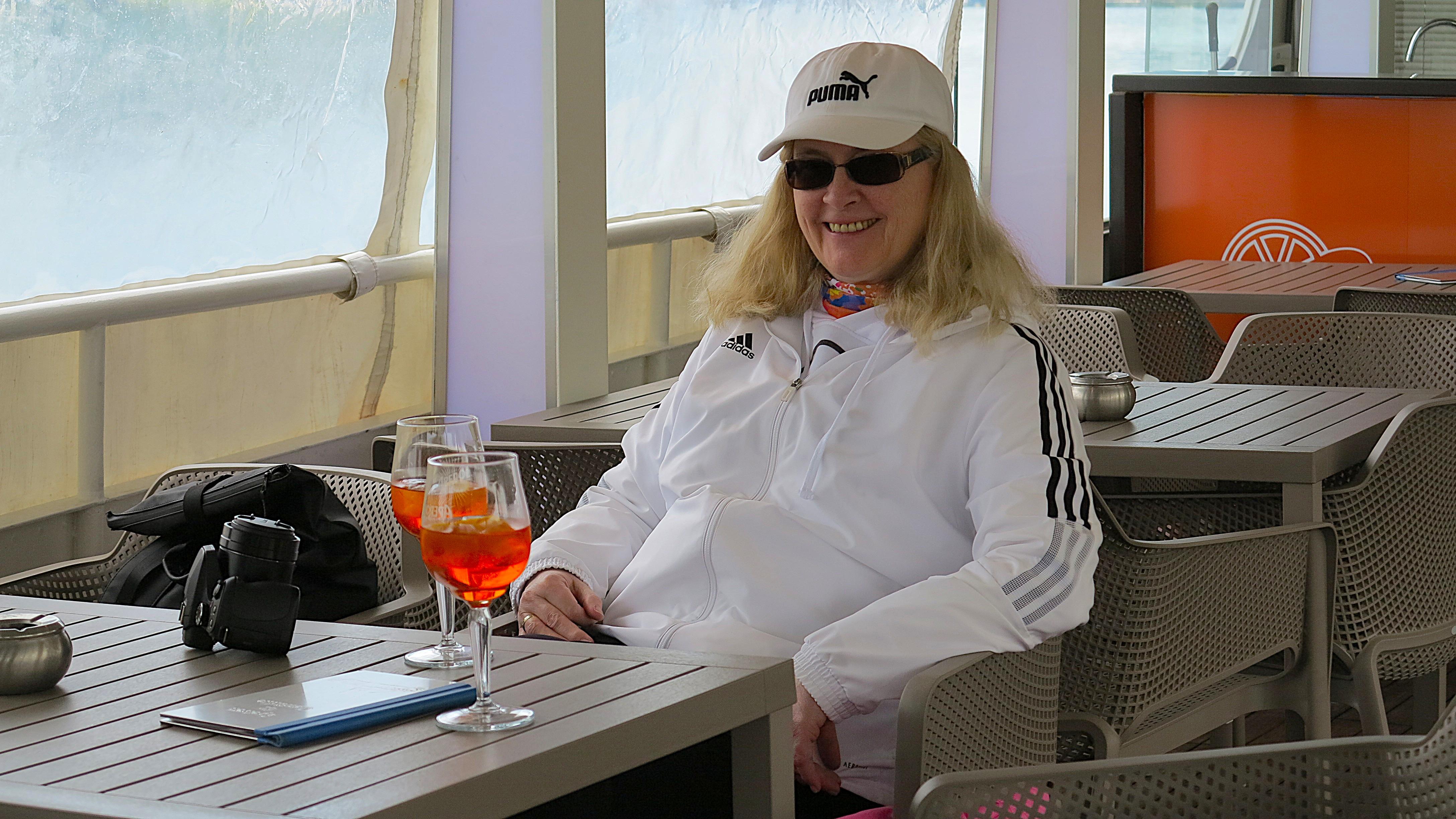Wenn er schon am Schiff dransteht, muss man ihn auch trinken. Wenn er schon am Schiff dransteht, muss man ihn auch trinken.