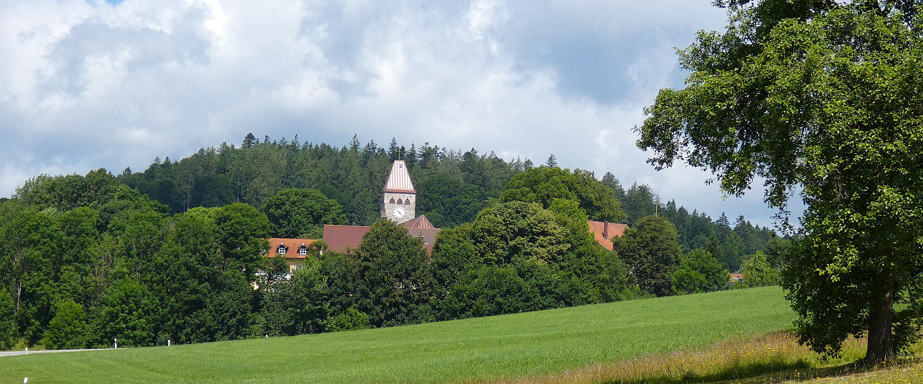 Eines der vielen kleinen Ortschaften mitten im Grünen.