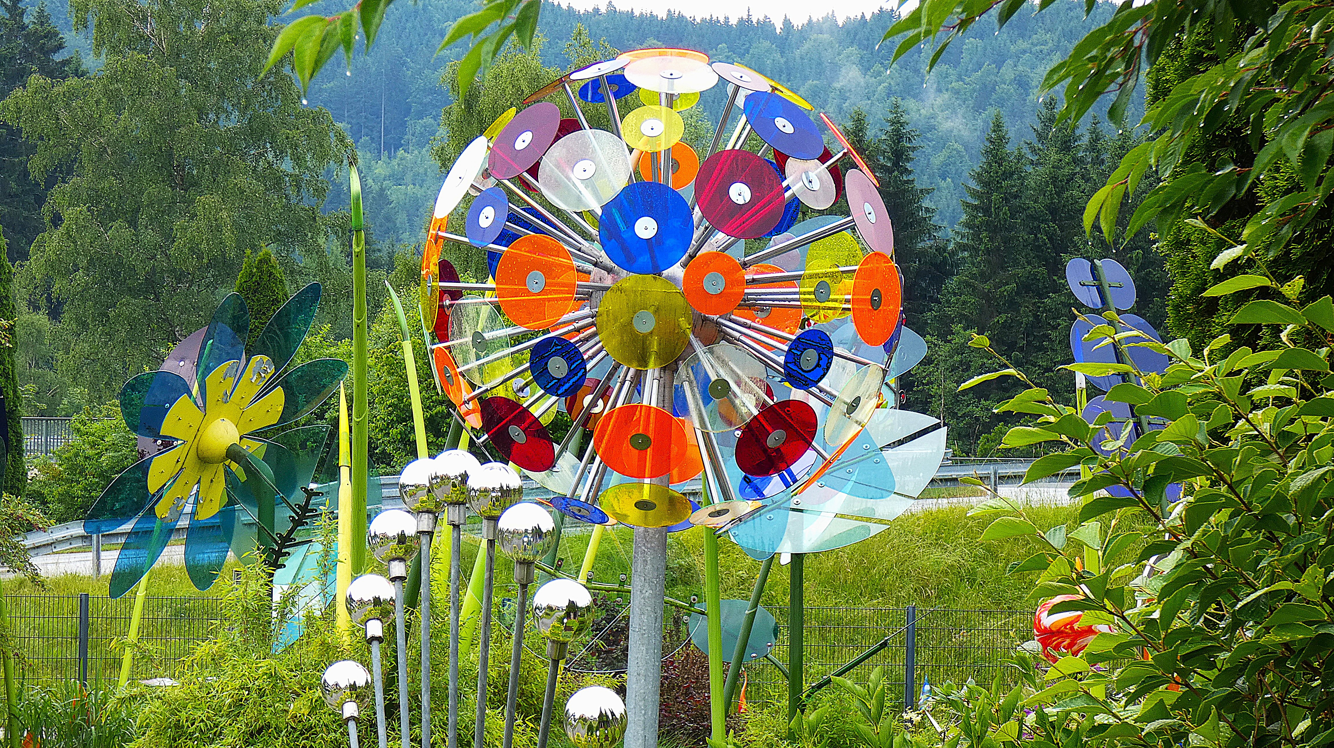 Glaskunst im Garten der Joska Glasbläserei.