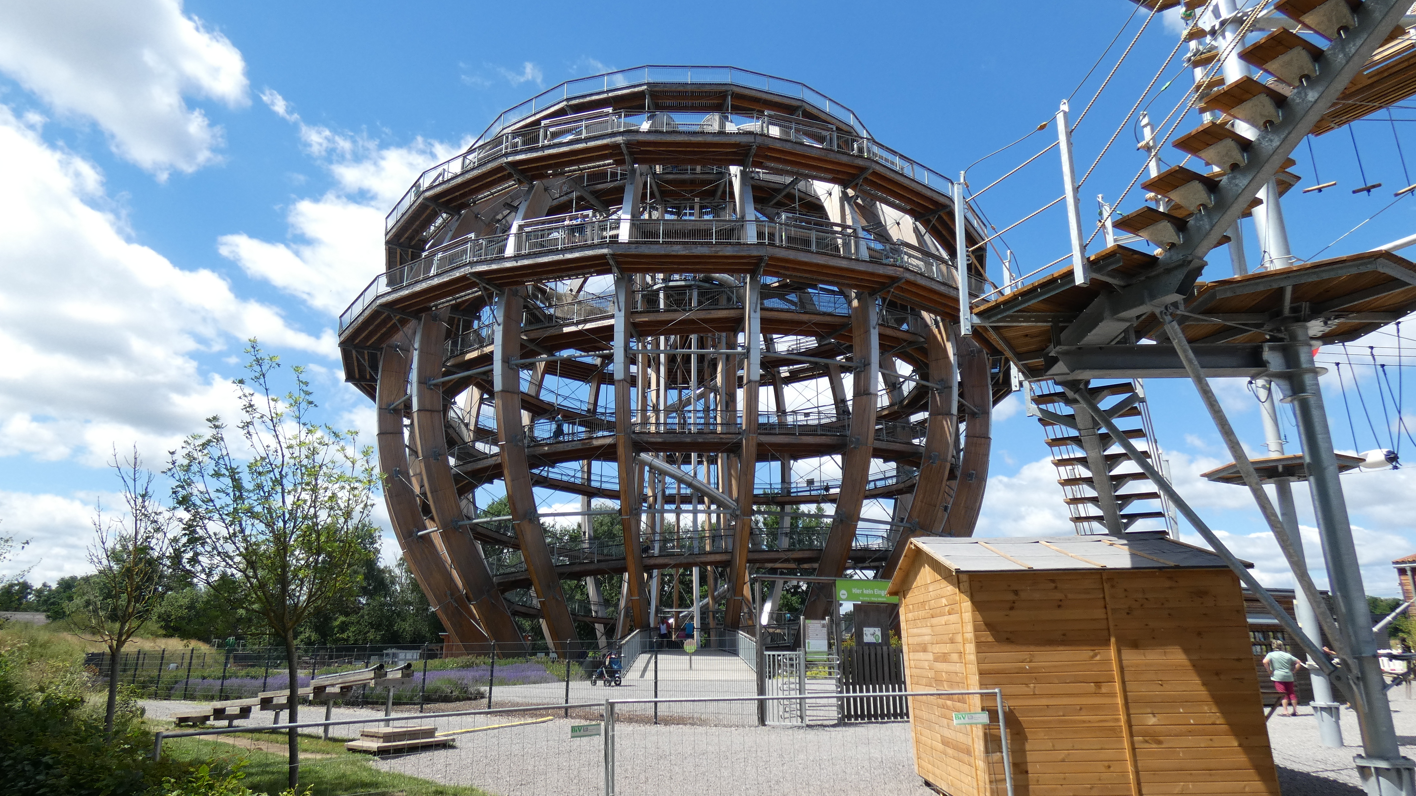 Keine einzige Treppe führt bis oben, nur ein ganz sanft ansteigender Weg.