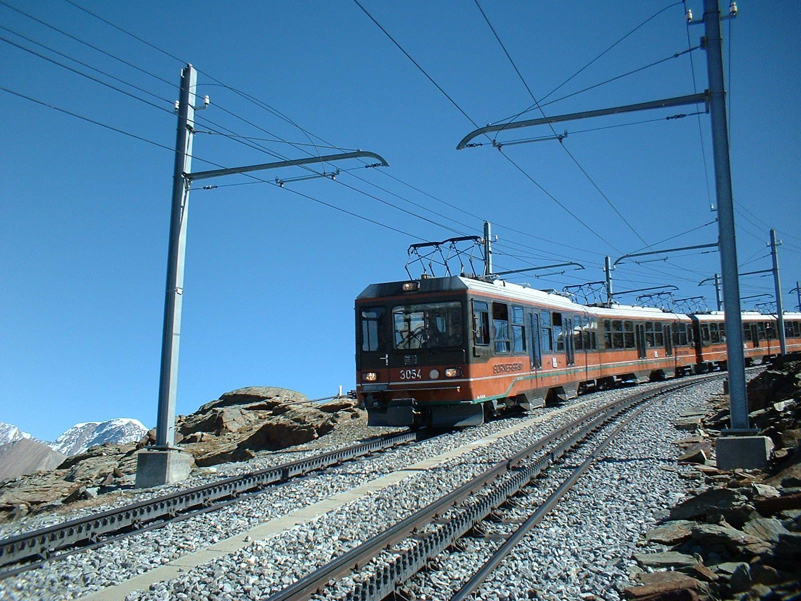 Nach dem Abstieg von 3131m bei herrlichstem Wetter der Rest bis Zermatt mit der Bahn. Nach dem Abstieg von 3131m bei herrlichstem Wetter der Rest bis Zermatt mit der Bahn.