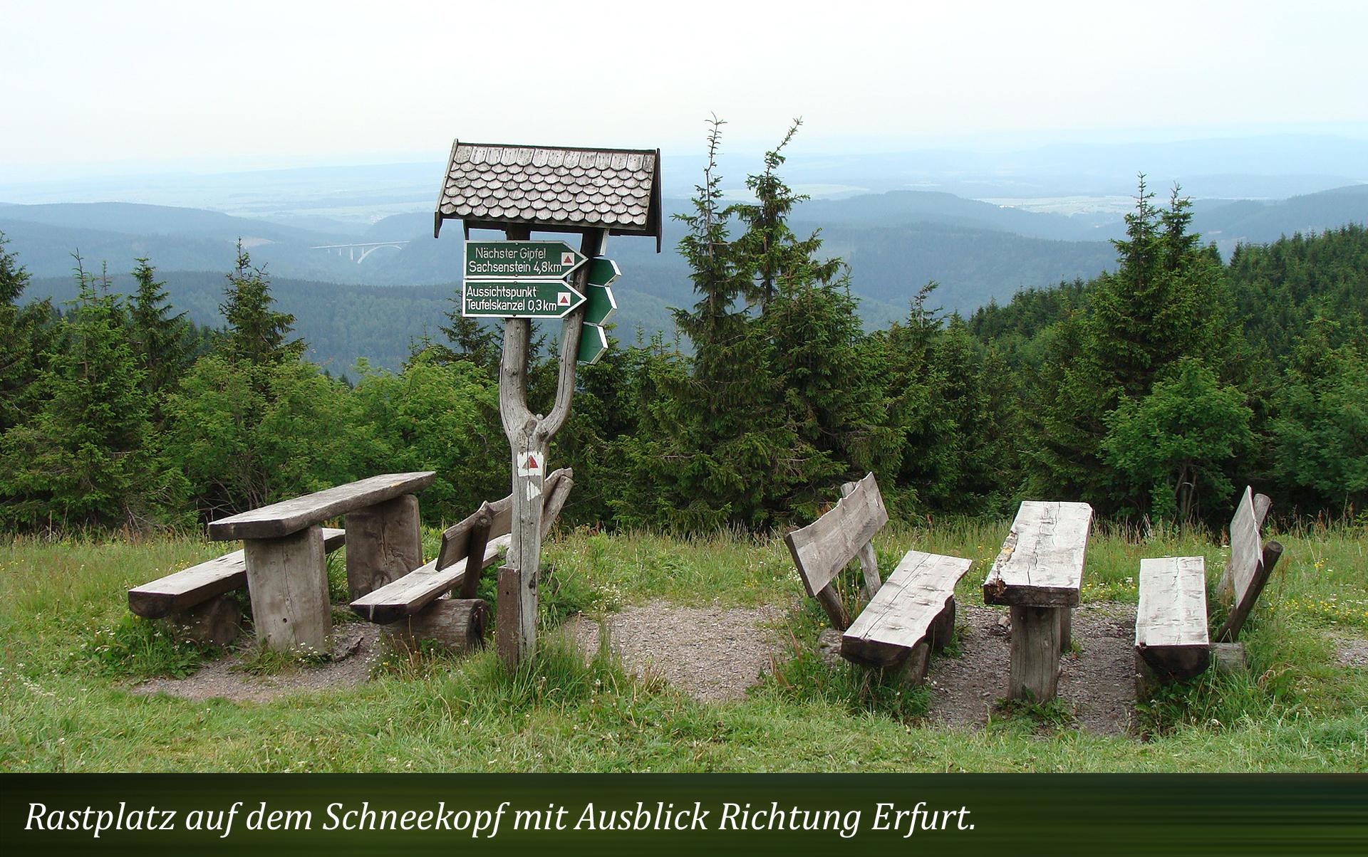 Rastplatz auf dem Schneekopf mit Ausblick Richtuung Erfurt.