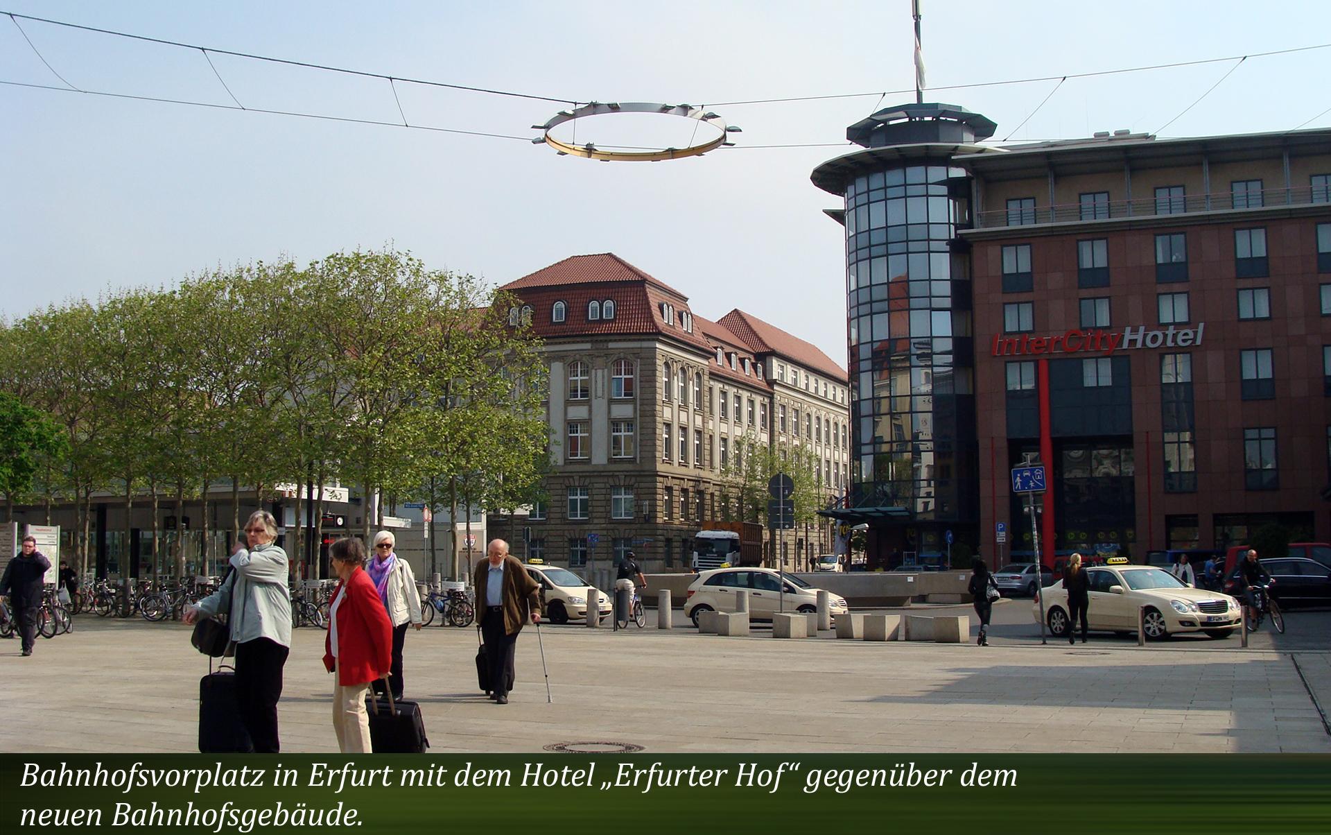 Bahnhofsvorplatz in Erfurt mit dem Hotel „Erfurter Hof“ gegenüber dem neuen Bahnhofsgebäude.