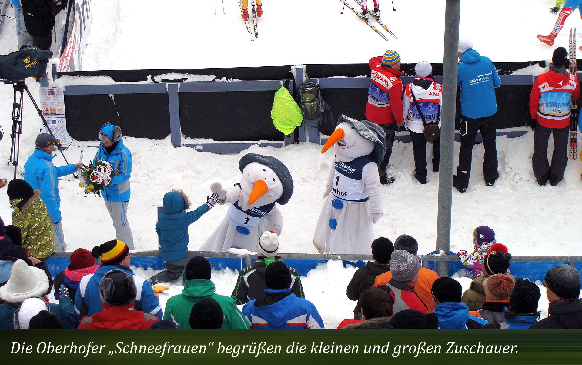 Die Oberhofer „Schneefrauen“ begrüßen die kleinen und großen Zuschauer. 