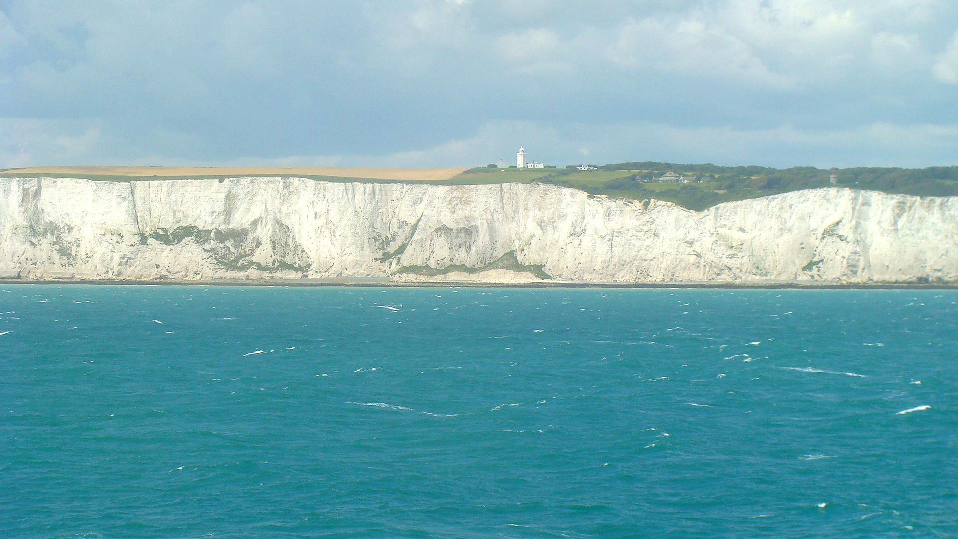 Die Insel begrüßt uns weithin sichtbar mt ihren Kreidefelsen.