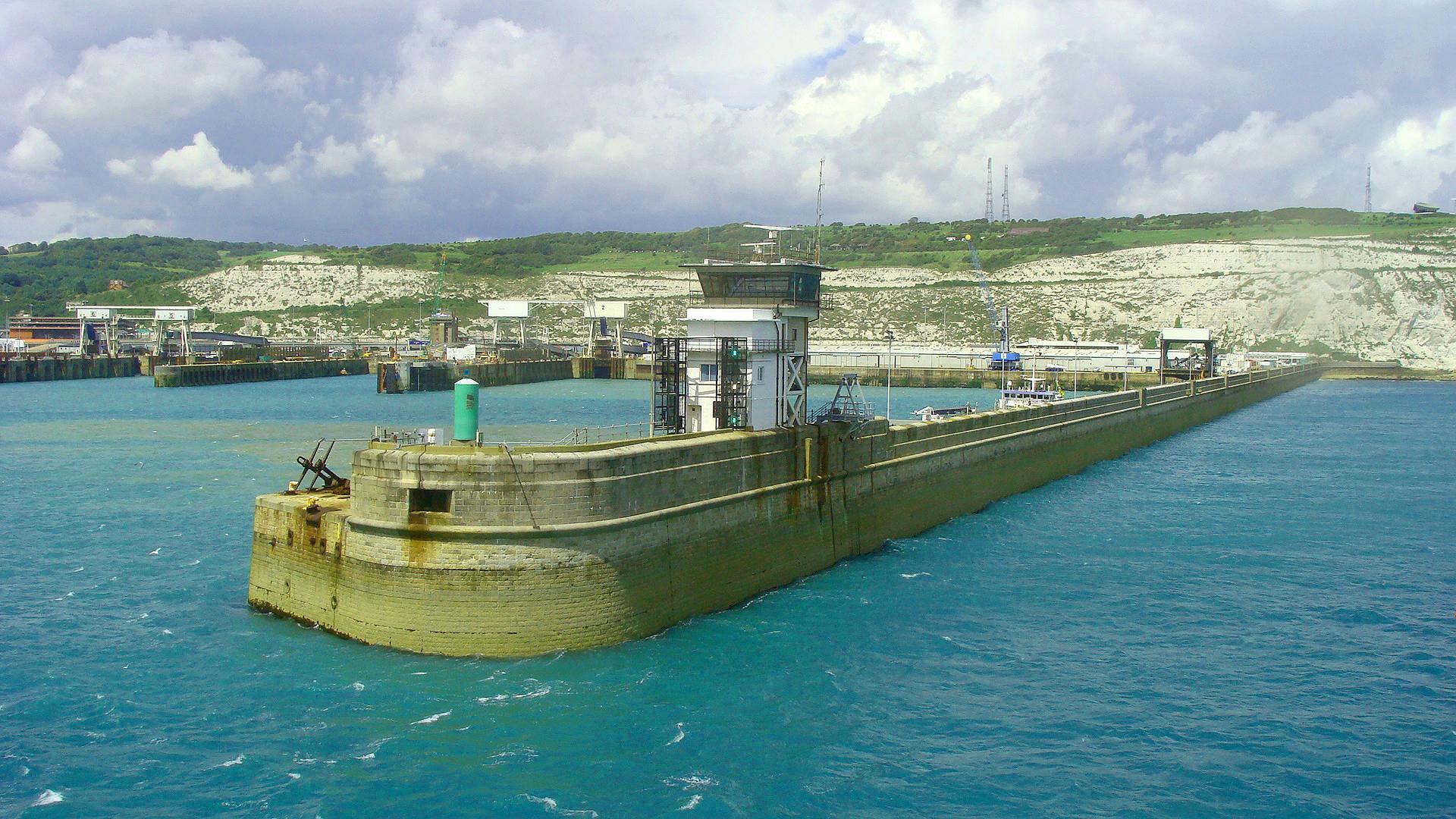 Hafeneinfahrt zum Fährhafen Dover.