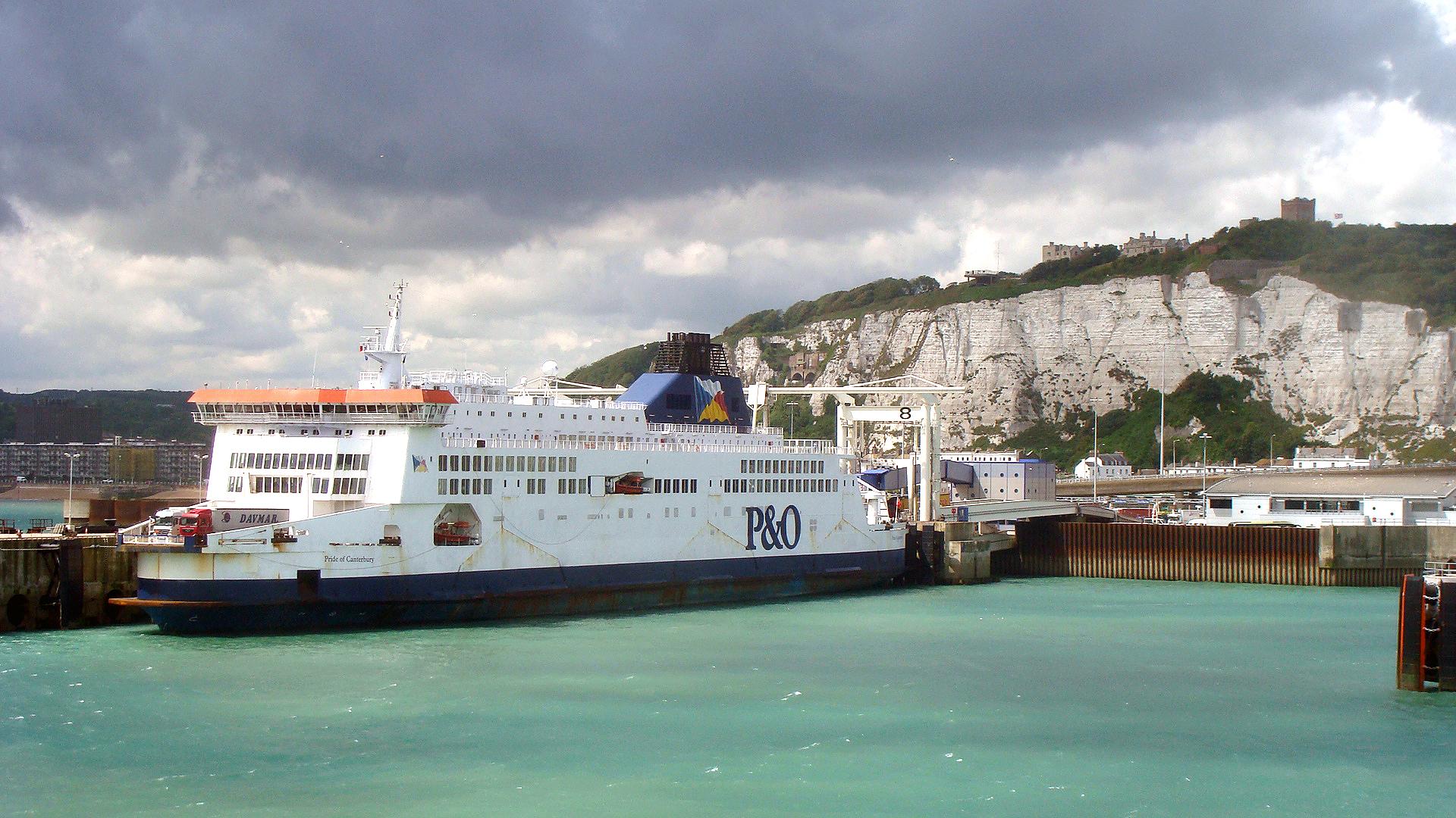 Eine Fähre von P&O liegt zur Ausfahrt bereit.