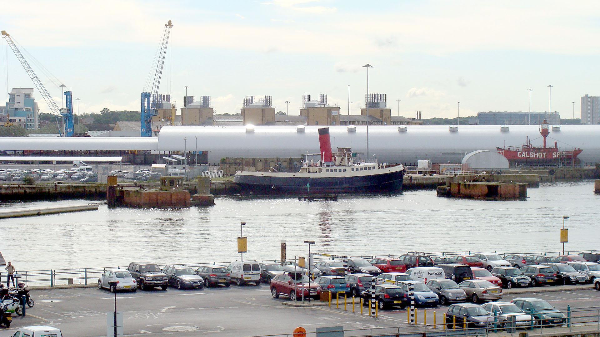 Extra neu gebaut, die Landungsbrücke für die Queen Mary2.