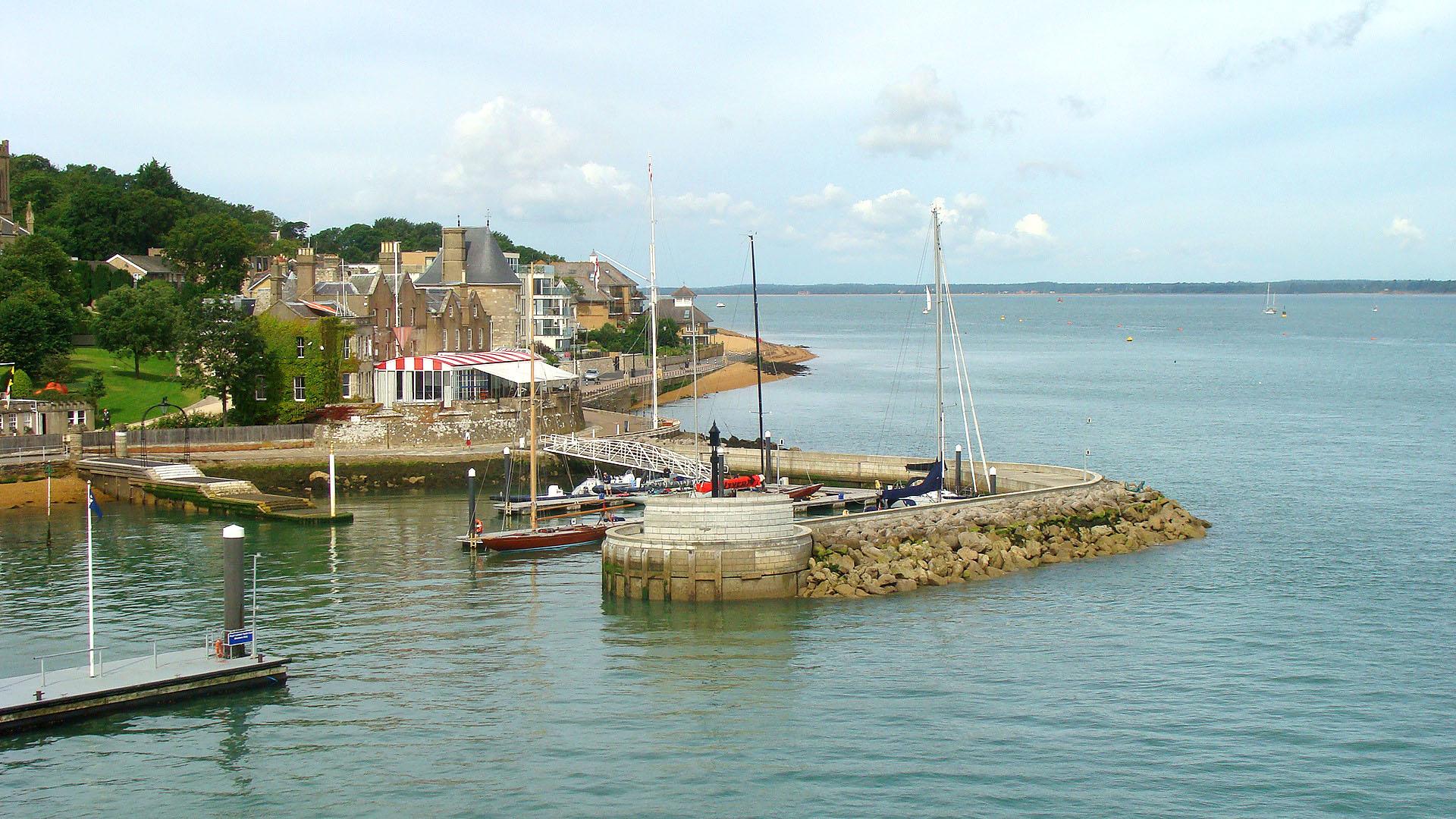 Die Hafenmole von Cowes, Isle of Wight.