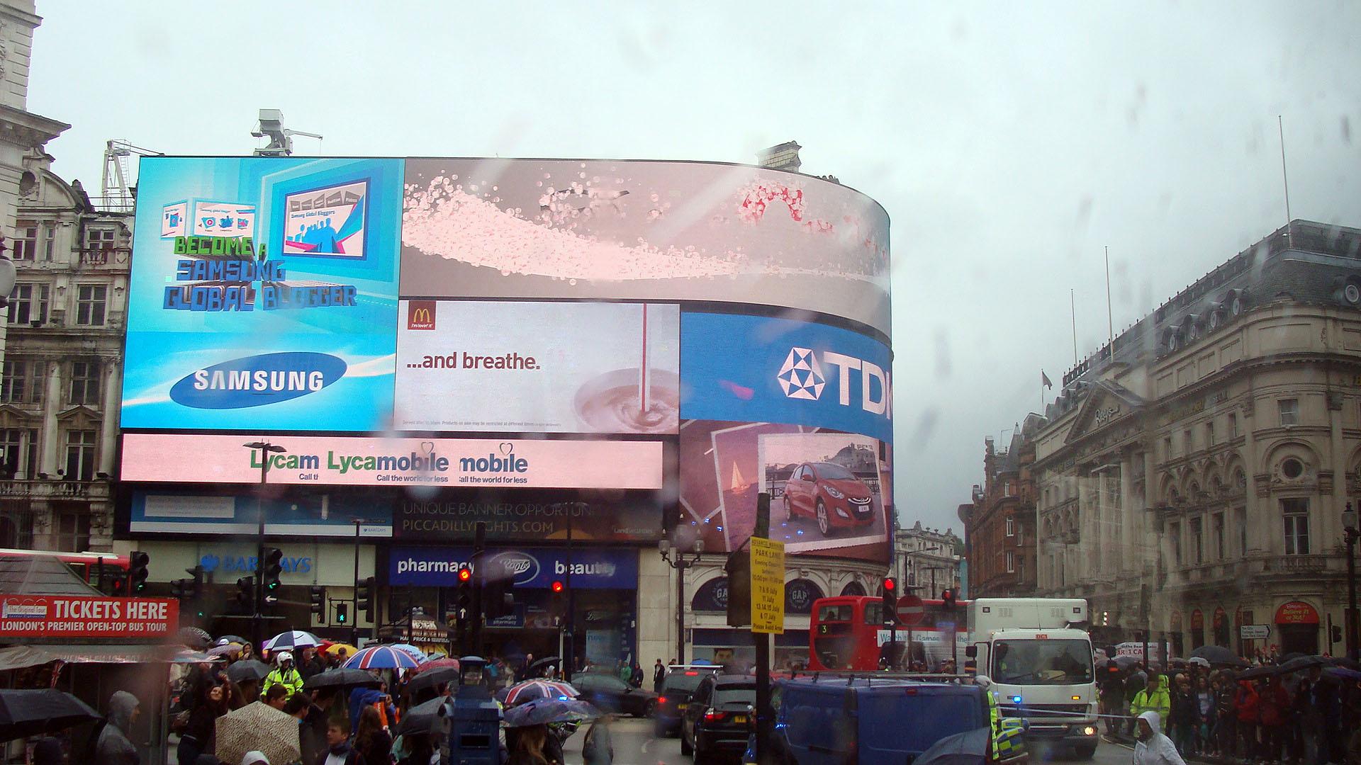 Piccadilly Circus mit der berühmten Werbewand.