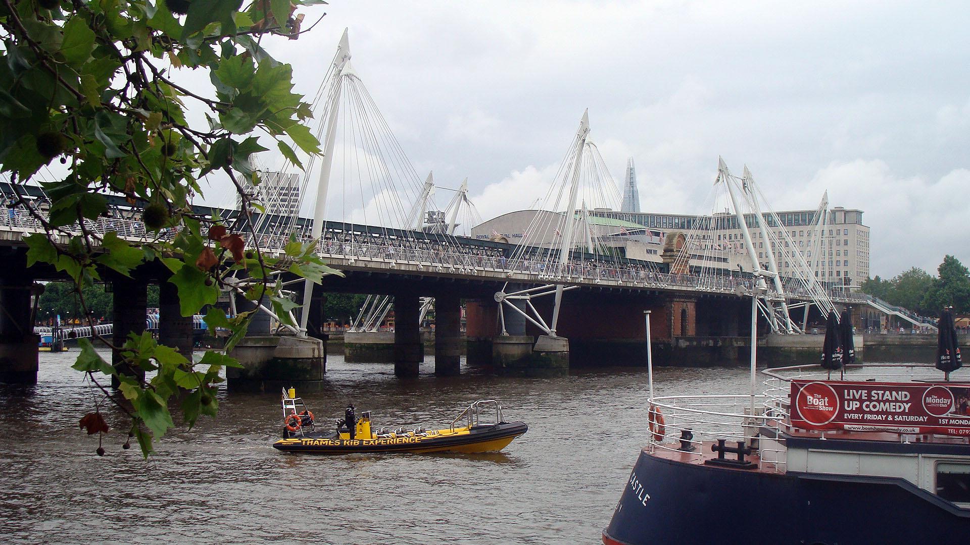 Moderne Architektur, U-Bahnbrücke über die Themse.