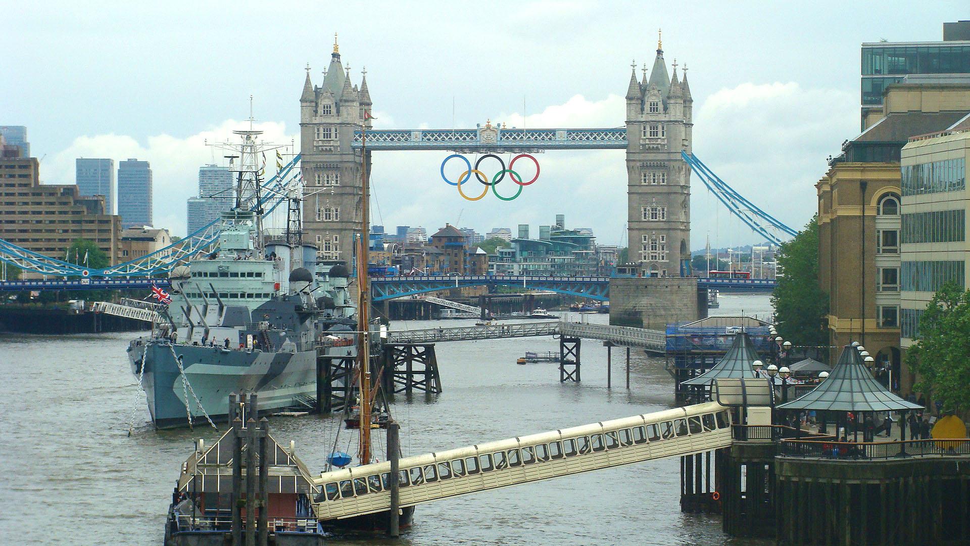 Tower Bridge, 1894 eröffnet. Links davor Kreuzer Belfast der Royal Navy.