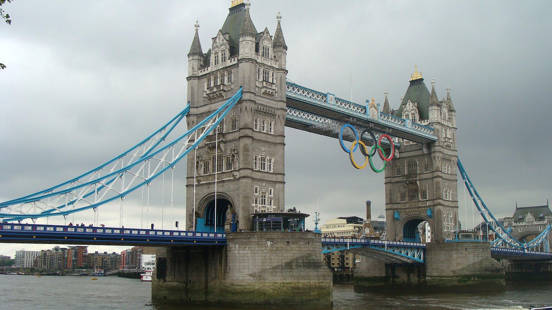 Die Tower Bridge ganz im Zeichen der Olympiade.
