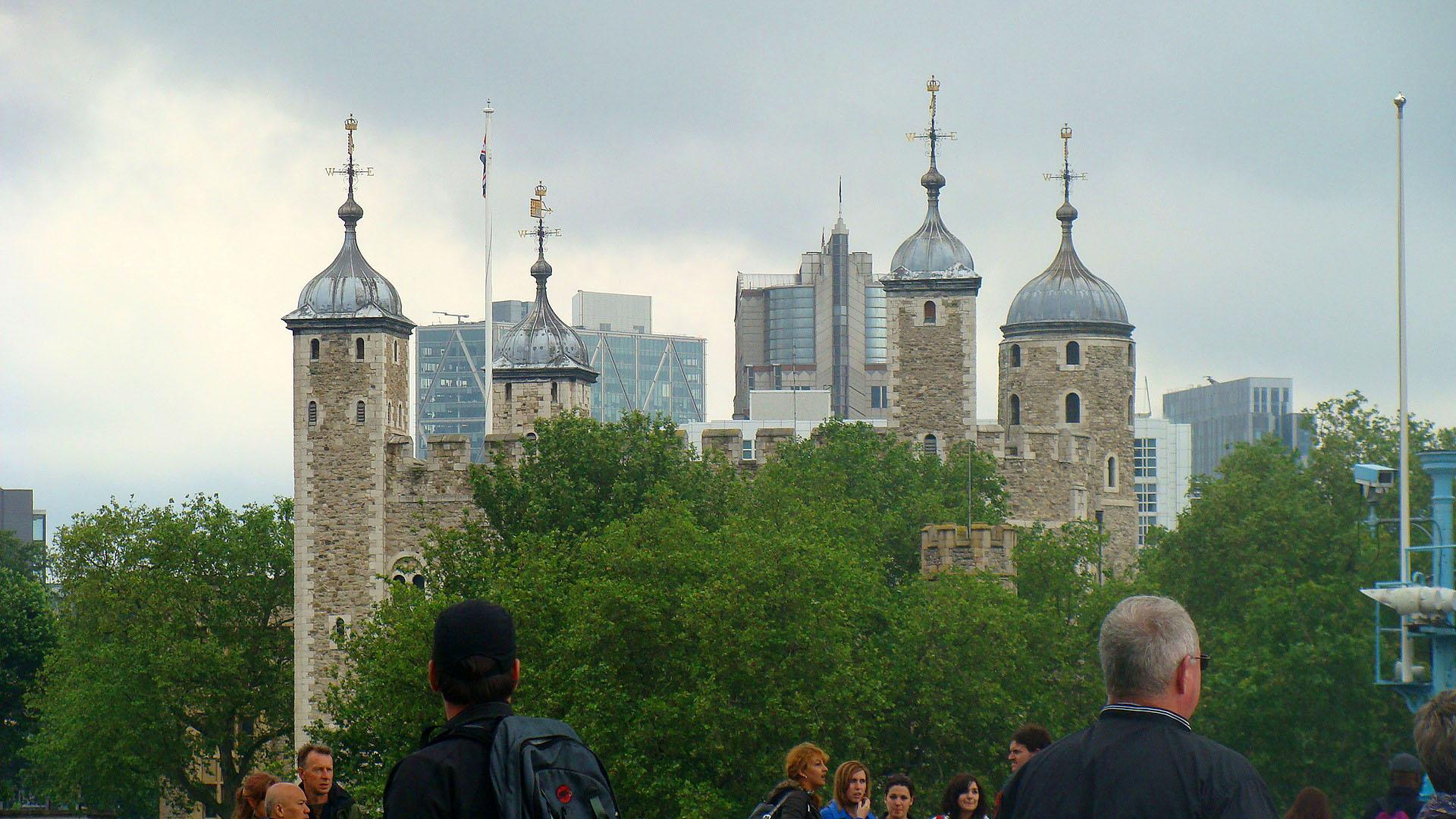 Im Vordergrund die Türme des Towers.