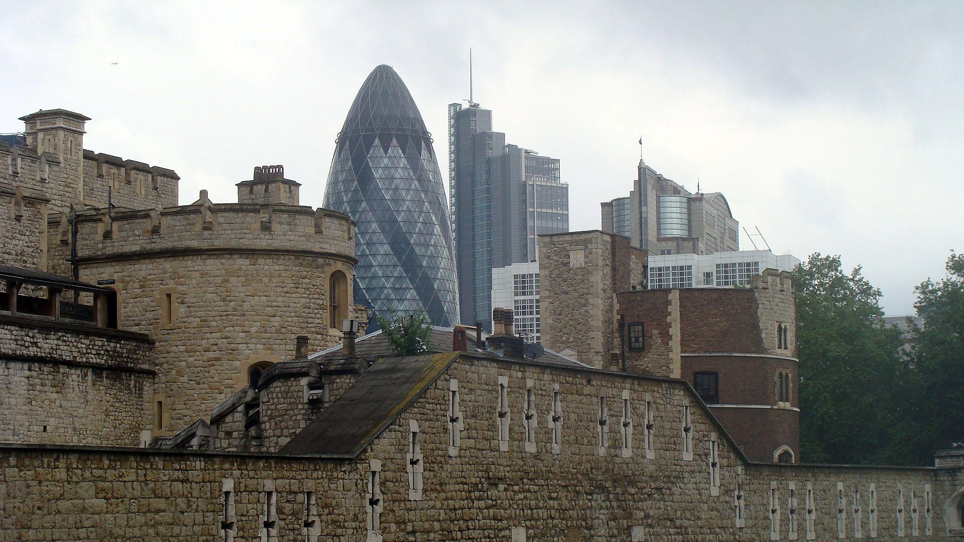 Die Mauern des Towers mit der 'Gurke' im Hintergrund.