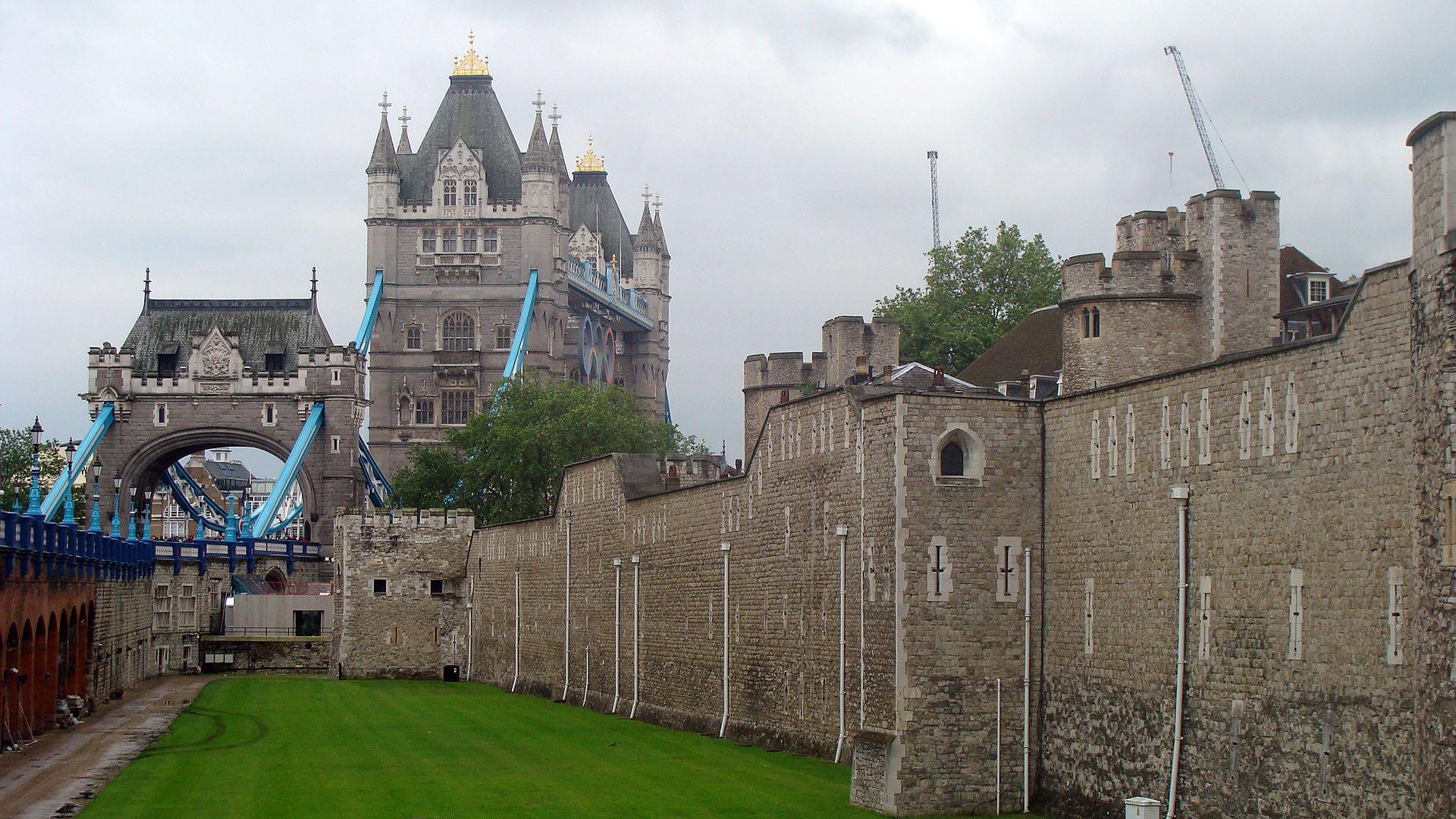 Festungsgraben mit Tower Bridge.