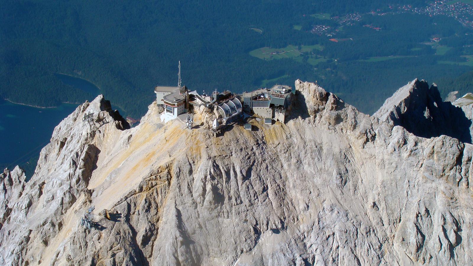 Die Zugspitze vom Flieger aus. Ein Anblick, der alle Strapazen vom Start vergessen lässt.