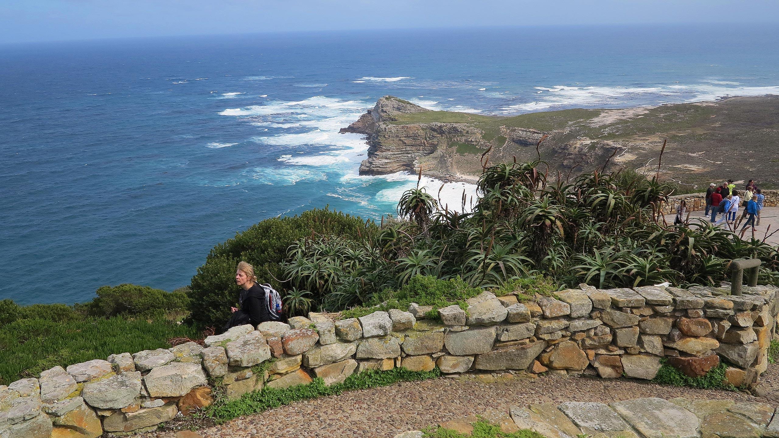 Oben angekommen, öffnet sich der Blick weit auf das Kap der guten Hoffnung und den Atlantik.