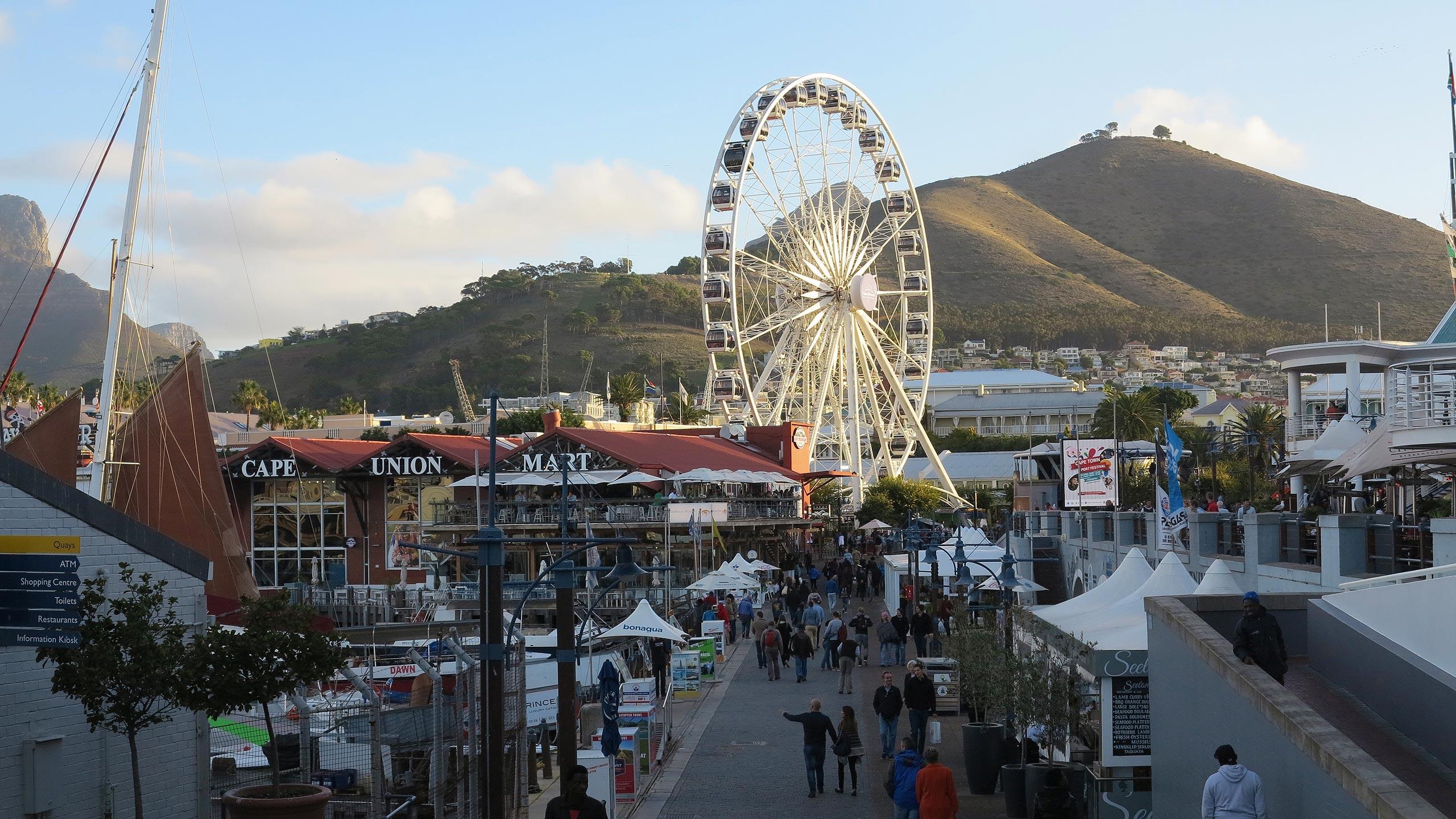 Volksfeststimmung im großen Einkaufs- u. Erlebnisparadies „De Waterkant“ am Hafen von Kapstadt.