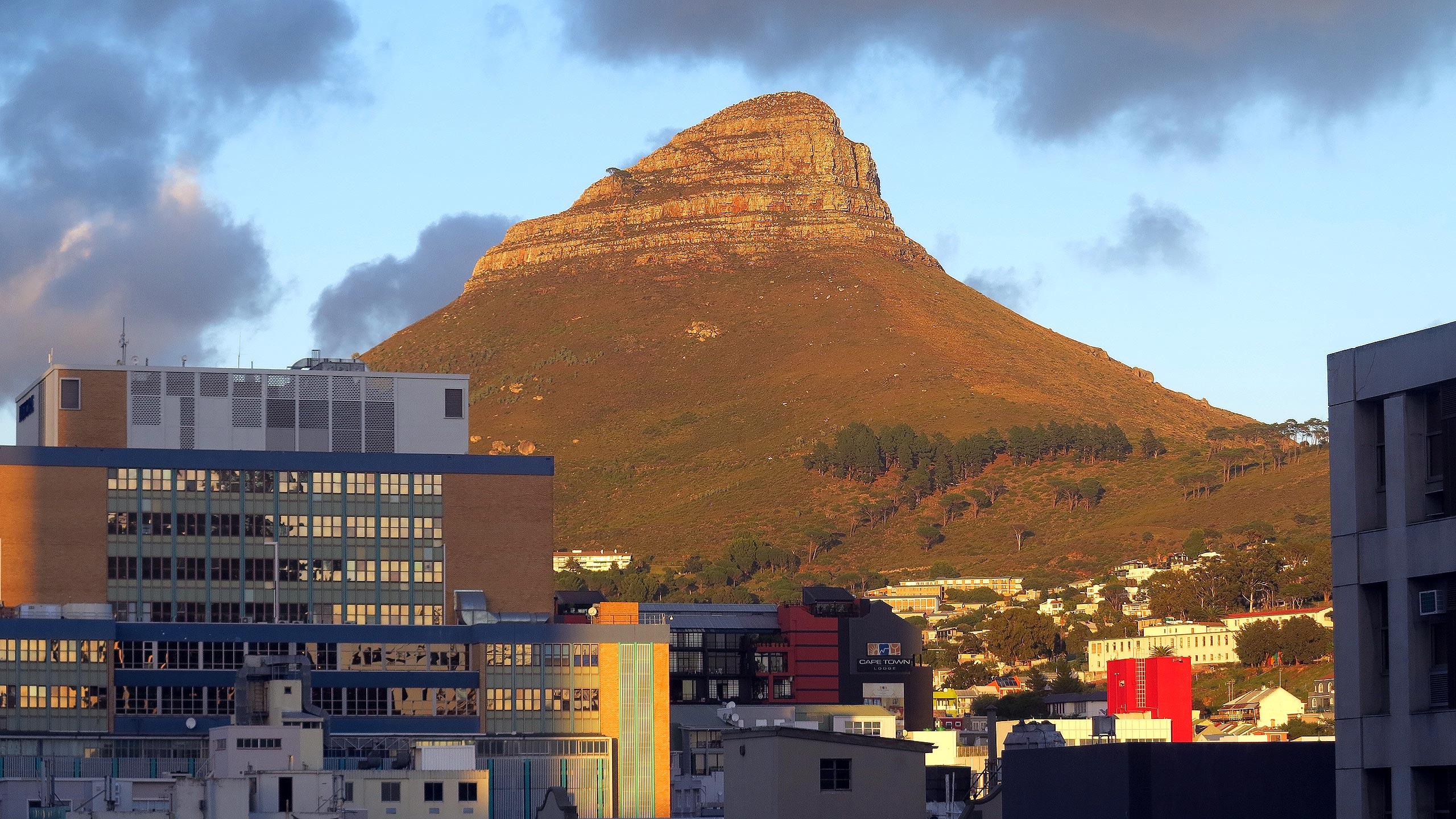 Direkter Blick aus unserem Hotel Strand Tower auf den von der Abendsonne beleuchteten Löwenkopf.