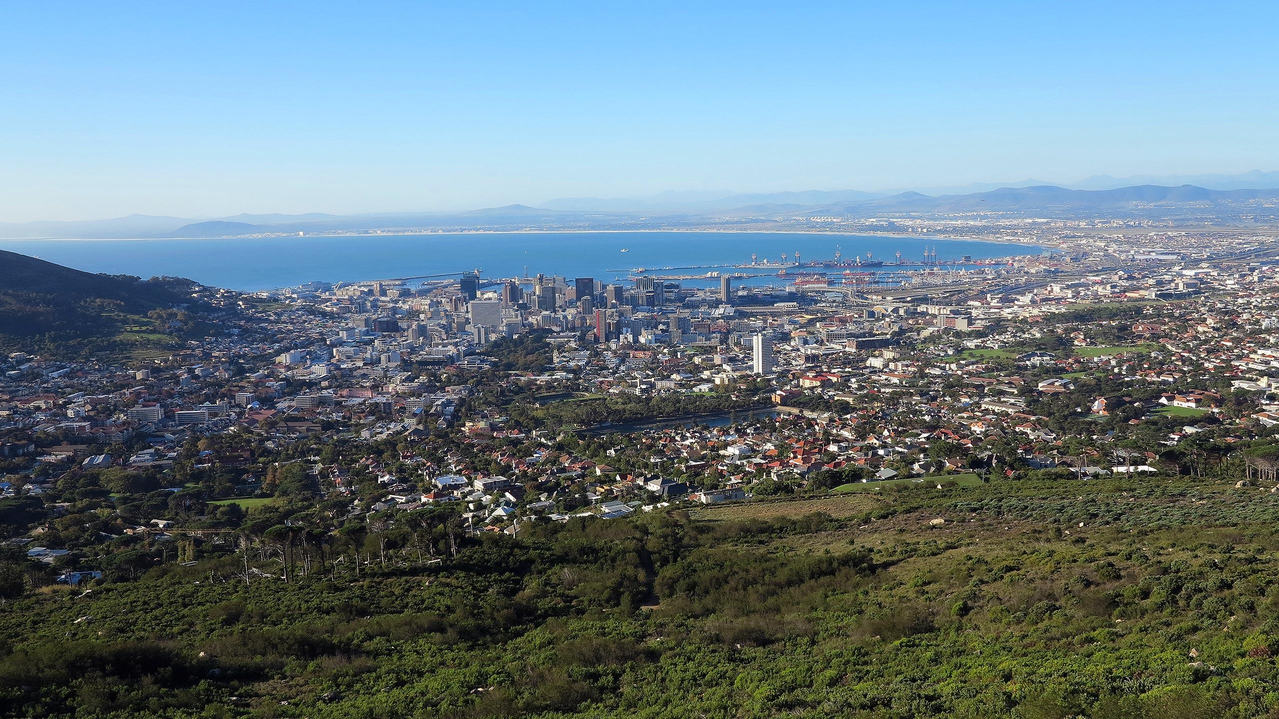 Bei wunderschönem Wetter machte wir uns auf, zum Besuch des Tafelberges und schauten so auf Kapstadt.