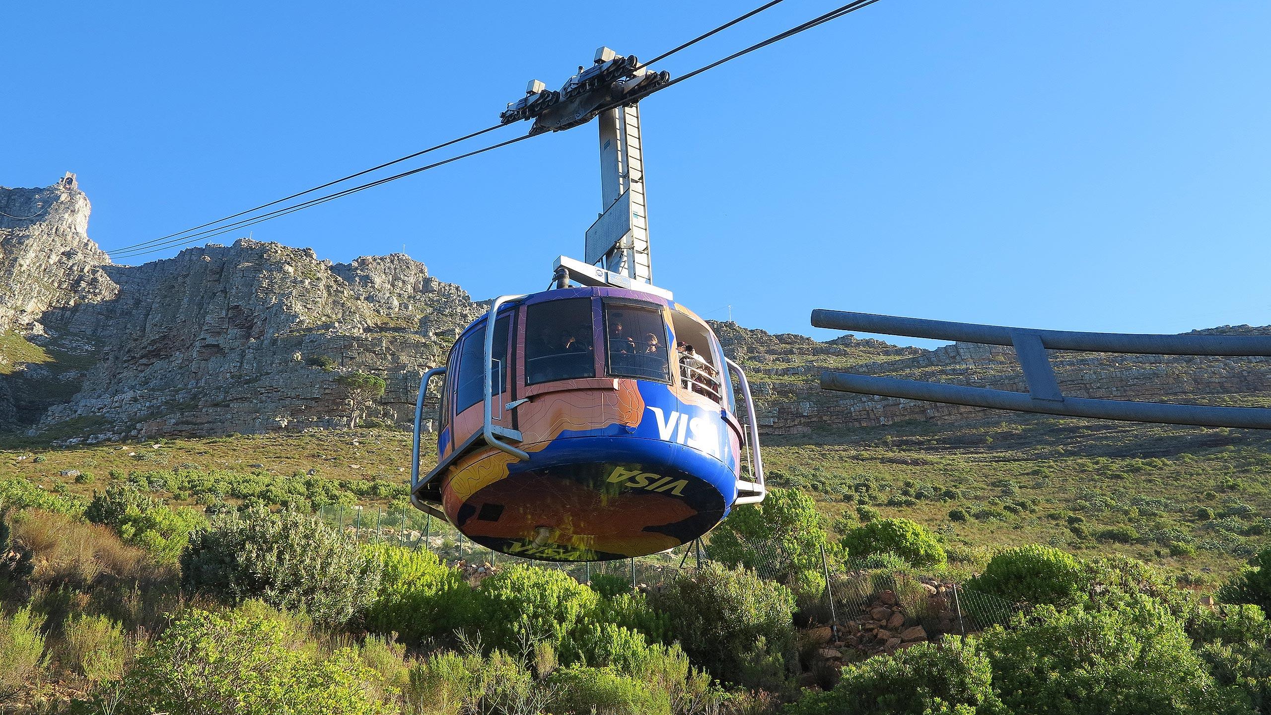 Mit der Gondel ging es steil nach oben. Während der Fahrt dreht sich der Boden und man kann in jede Richtung sehen.