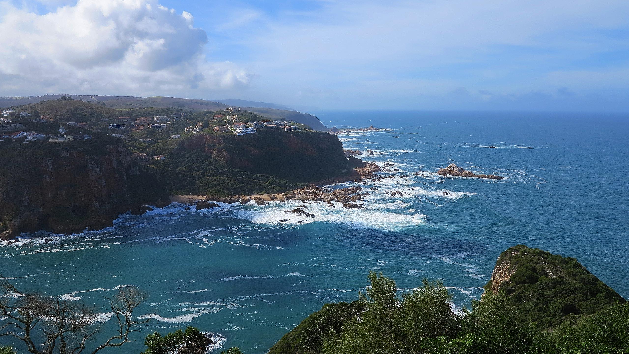 Der Eingang zur Lagune von Knysna. Hoch oben ein herrlicher Blick aus dem „Featherbed Nature Reserve“.