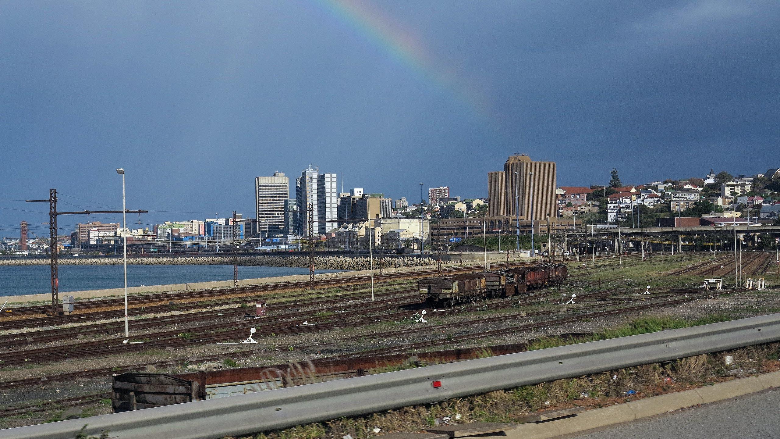 Port Elizabeth „Friendly City“ empfängt uns am Nachmittag und hat sich extra mit einem Regenbogen geschmückt.