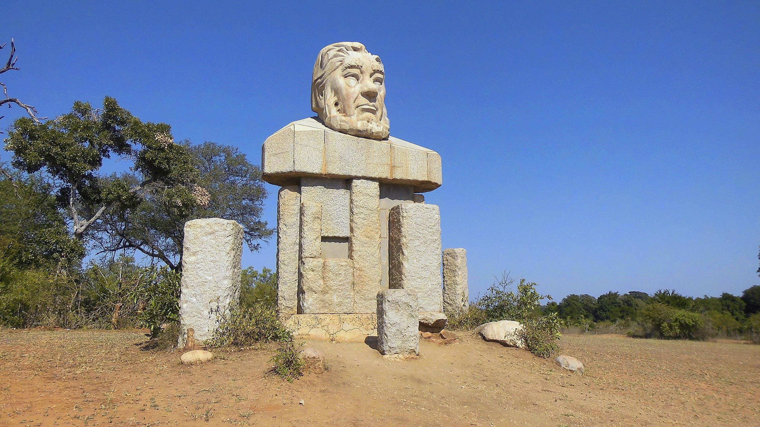 Für die Verdienste um den Erhalt der afrikanischen Natur baute man für den Gründer des Parks dieses Denkmal. 