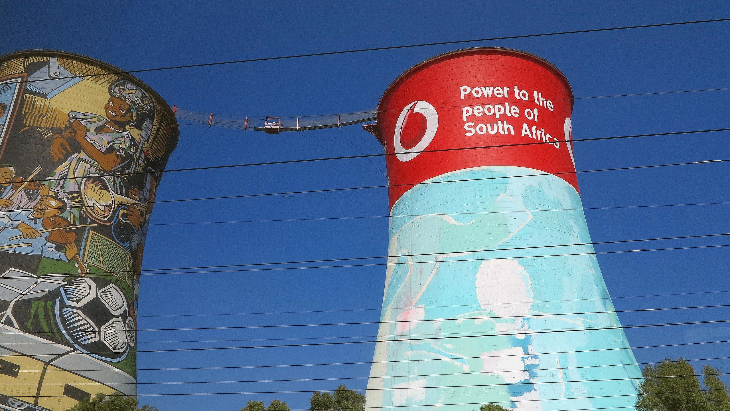 Zwei ausgediente Kühltürme wurden in Soweto bemalt und dienen jetzt als Plattform für Bungy-Springer.