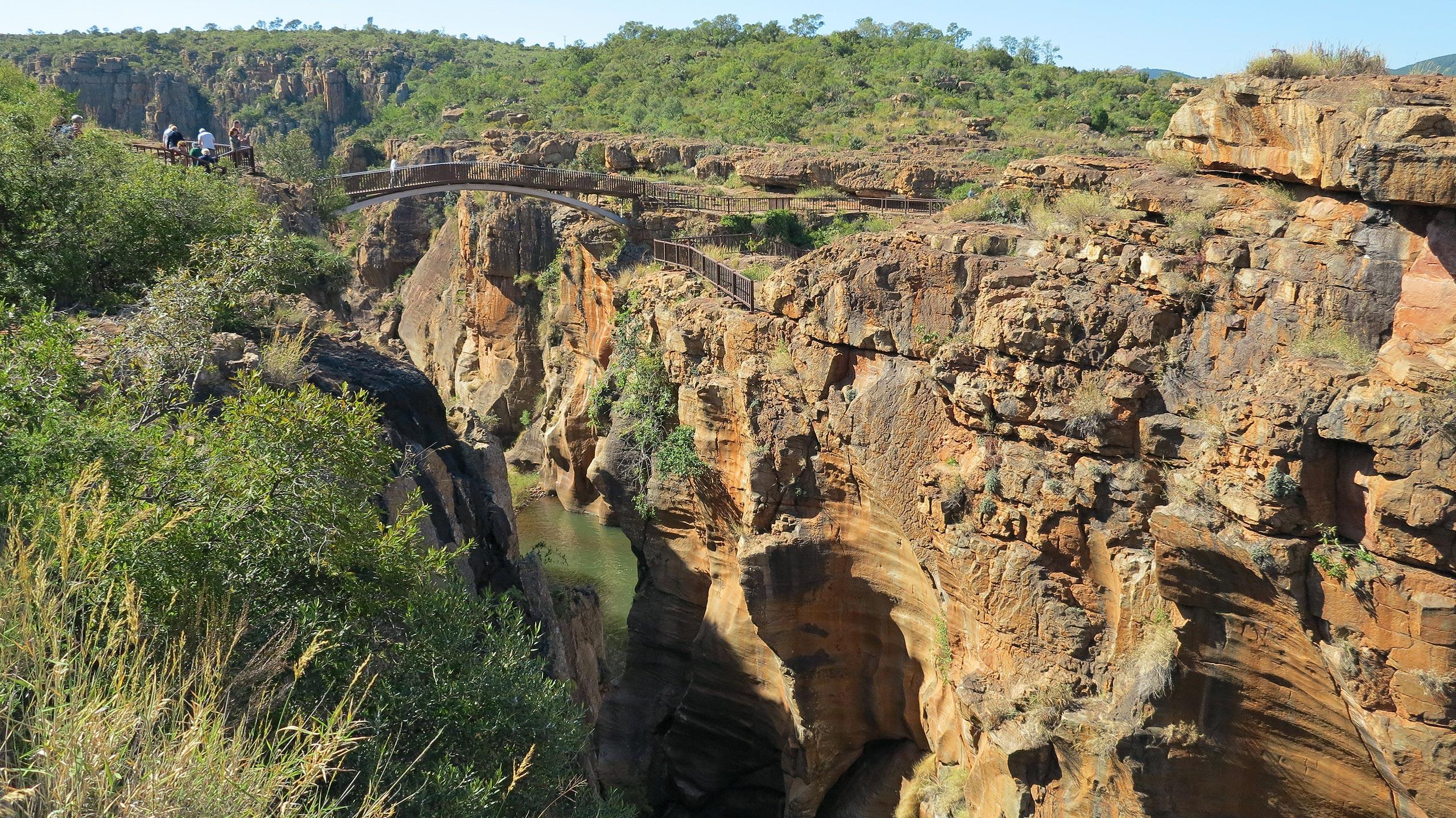 Auf der Panoramarute jagt ein Naturschauspiel das Nächste. Bourke’s Luck Ptholes – gigantische Auswaschungen im Flussbett.