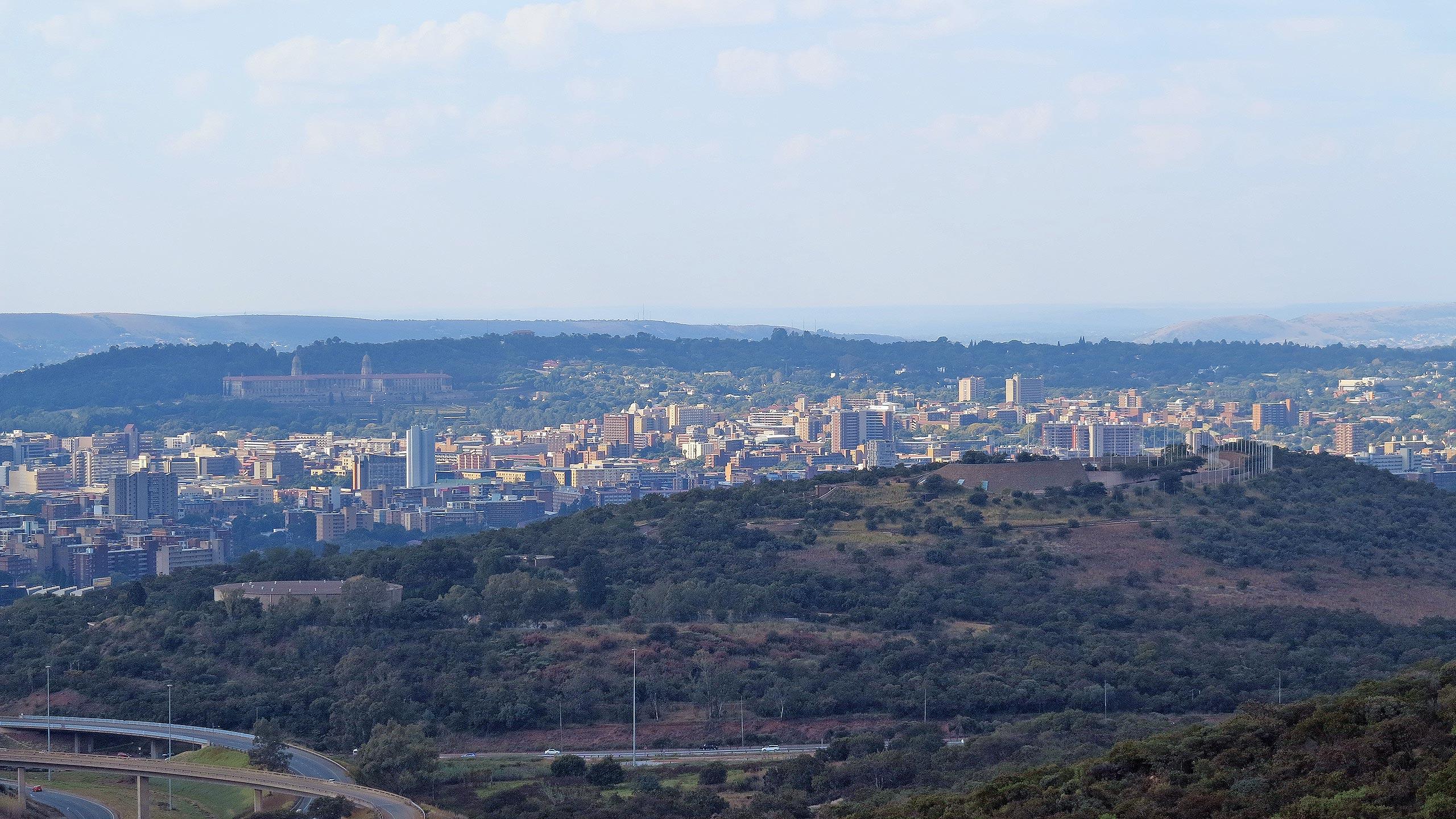Vom „Voortrekker Monument“, dem Nationalheiligtum aller Buren schaut man in der Nachmittagssonne auf Pretoria