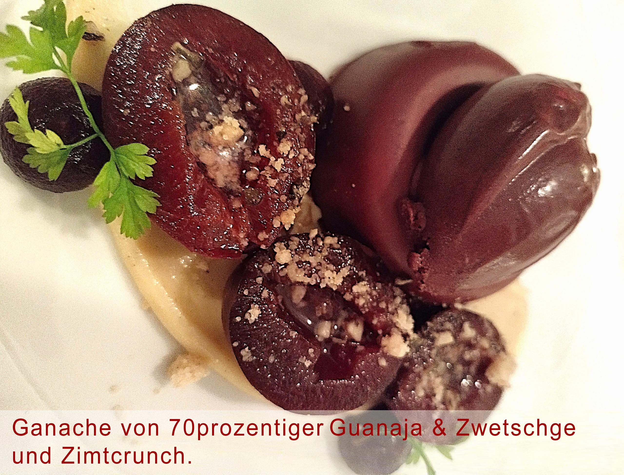 Ganache von 70prozentiger Guanaja & Zwetschge und Zimtcrunch.