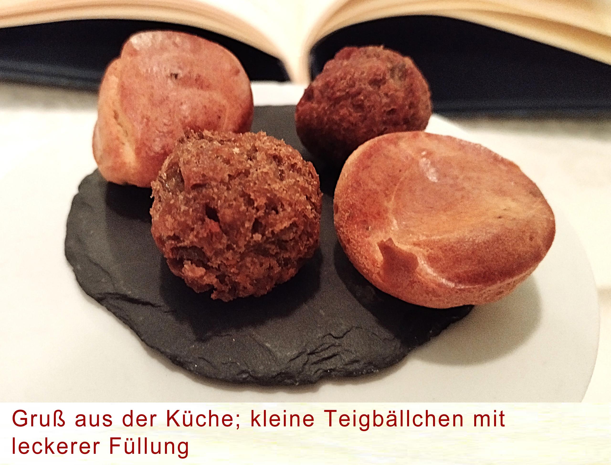 Gruß aus der Küche: kleine Teigbällchen mit leckerer Füllung.