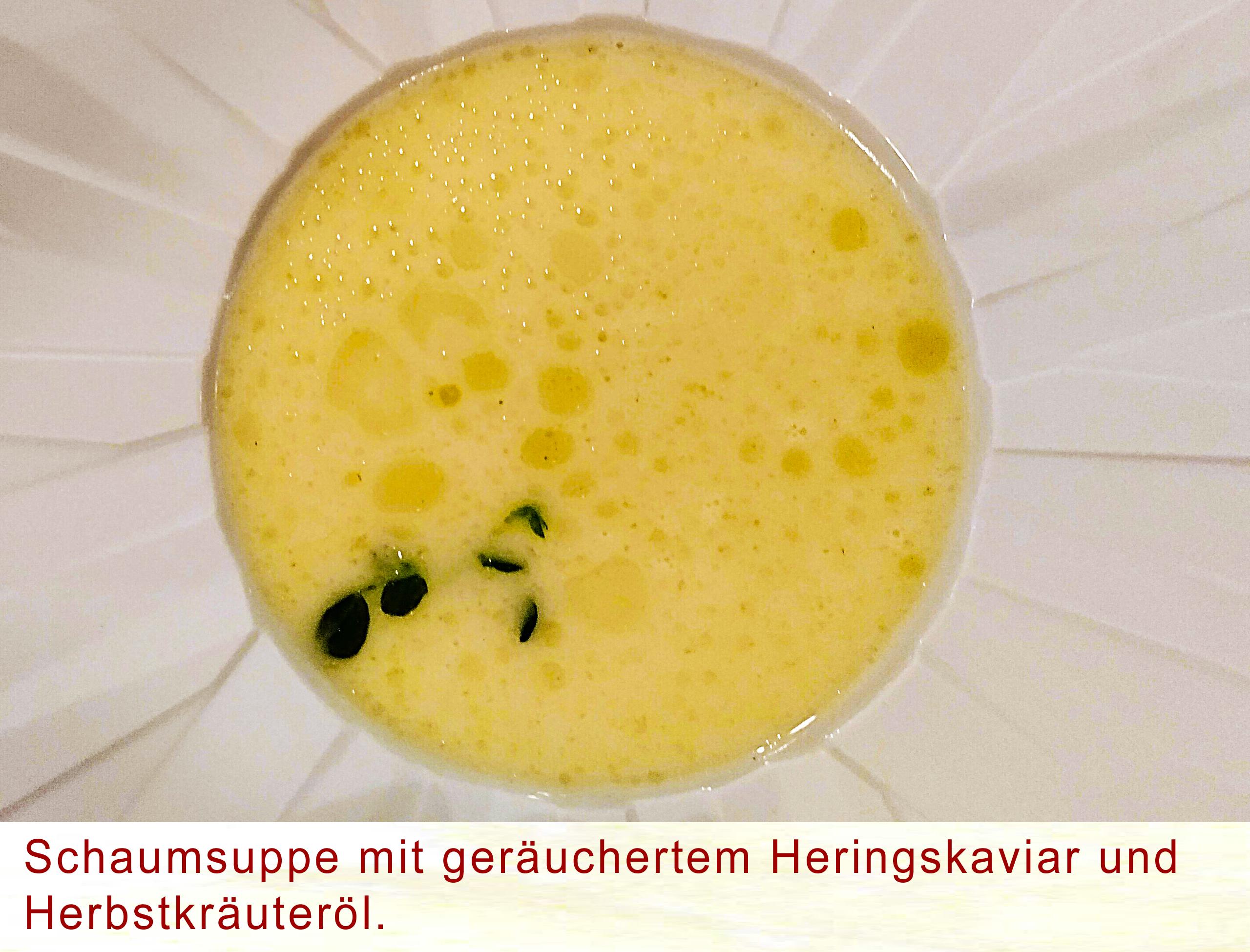 Schaumsuppe mit geräuchertem Heringskaviar und Herbstkräuteröl.