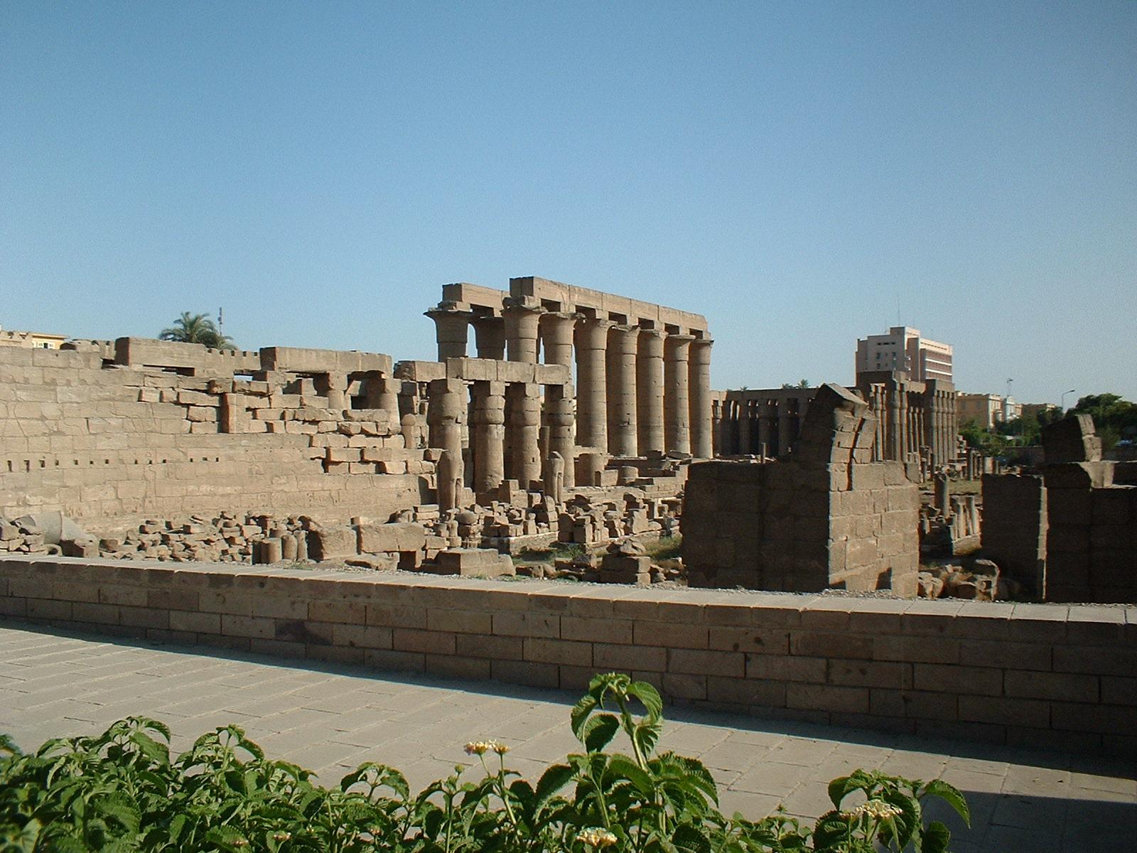 Karnak-Tempel bei Luxor. Trotz 45 Grad im Schatten ein unvergessliches Erlebnis Karnak-Tempel bei Luxor. Trotz 45 Grad im Schatten ein unvergessliches Erlebnis