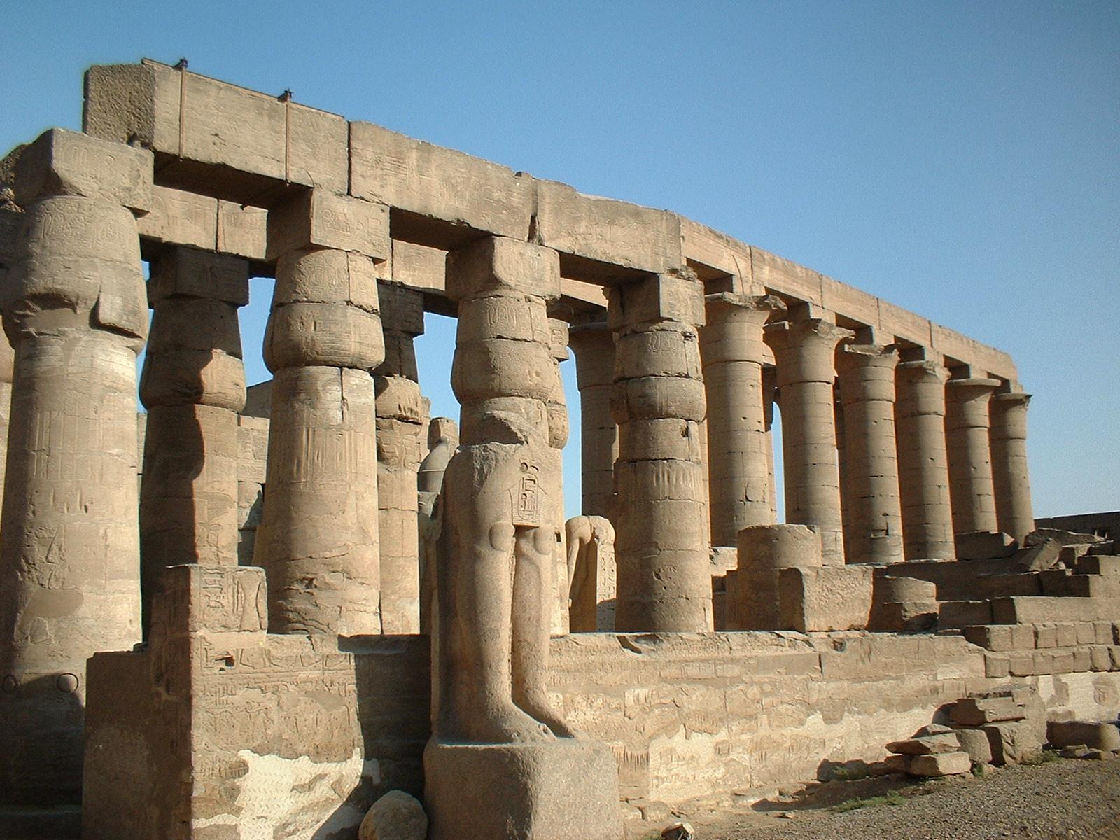 Teil einer Tempelhalle im Karnak-Tempel Teil einer Tempelhalle im Karnak-Tempel